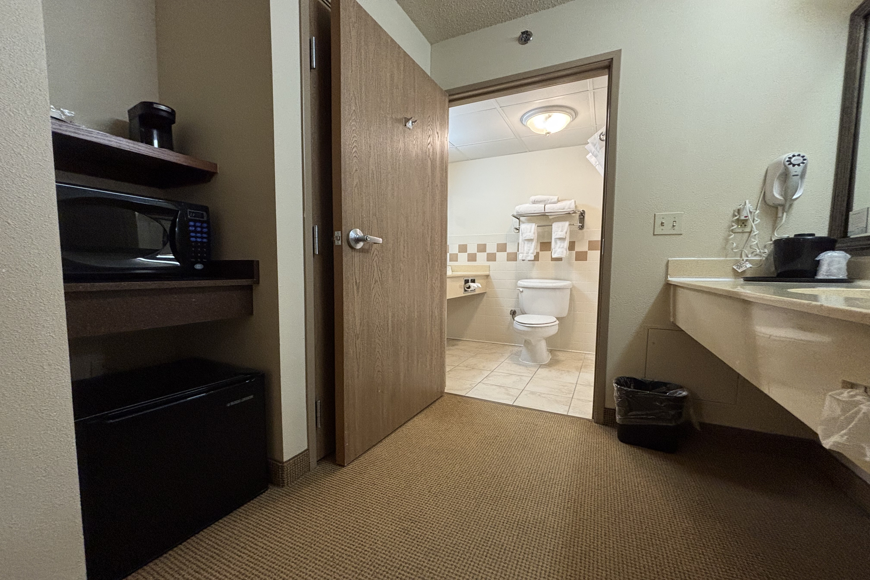 Guest room bath at the AmericInn by Wyndham Monmouth in Monmouth, Illinois