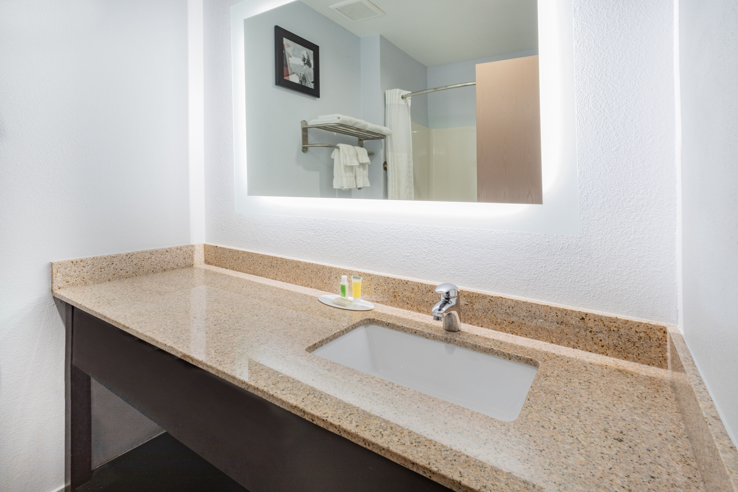 Guest room bath at the AmericInn by Wyndham Quincy in Quincy, Illinois