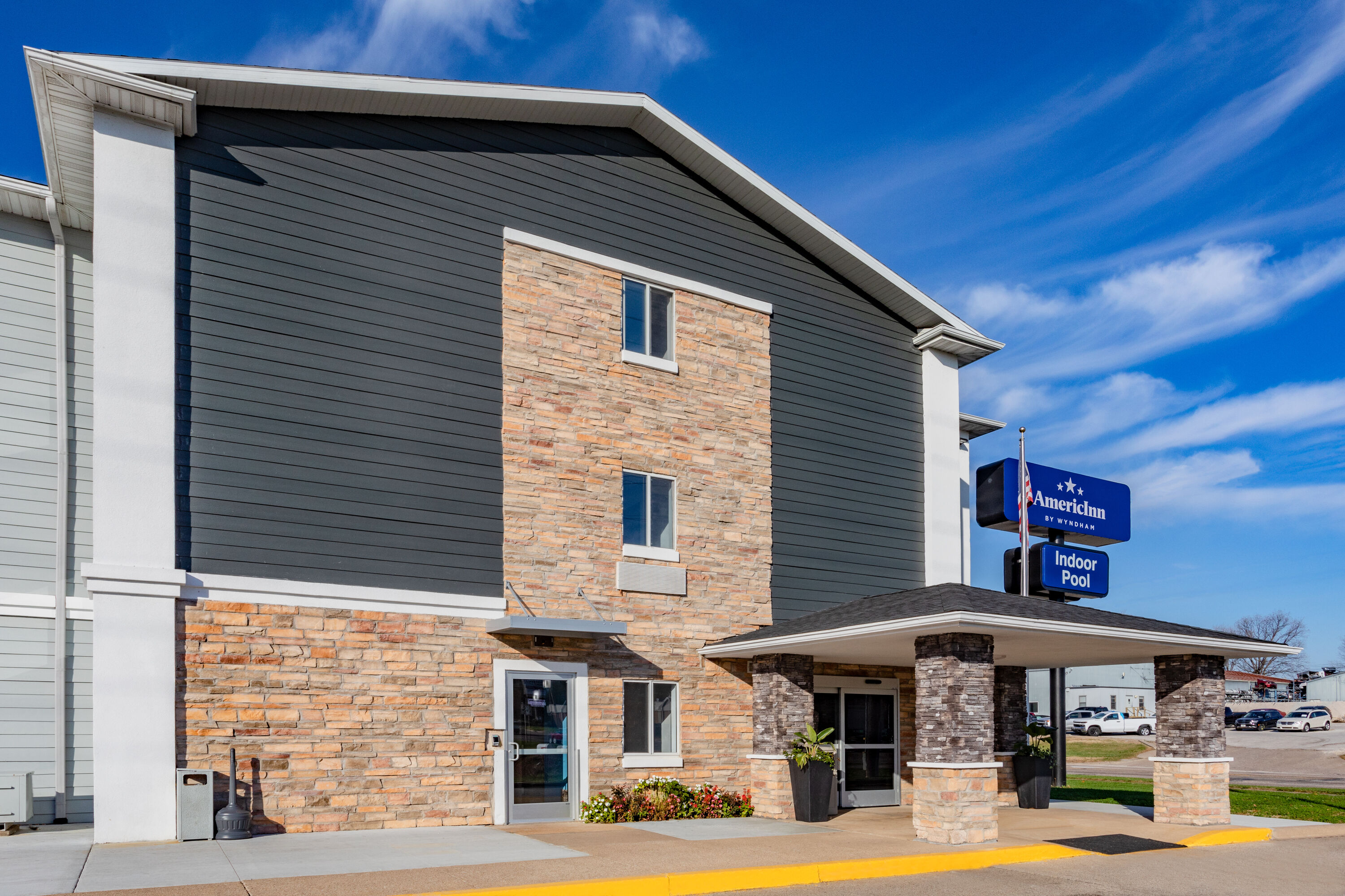 Exterior of AmericInn by Wyndham Quincy hotel in Quincy, Illinois