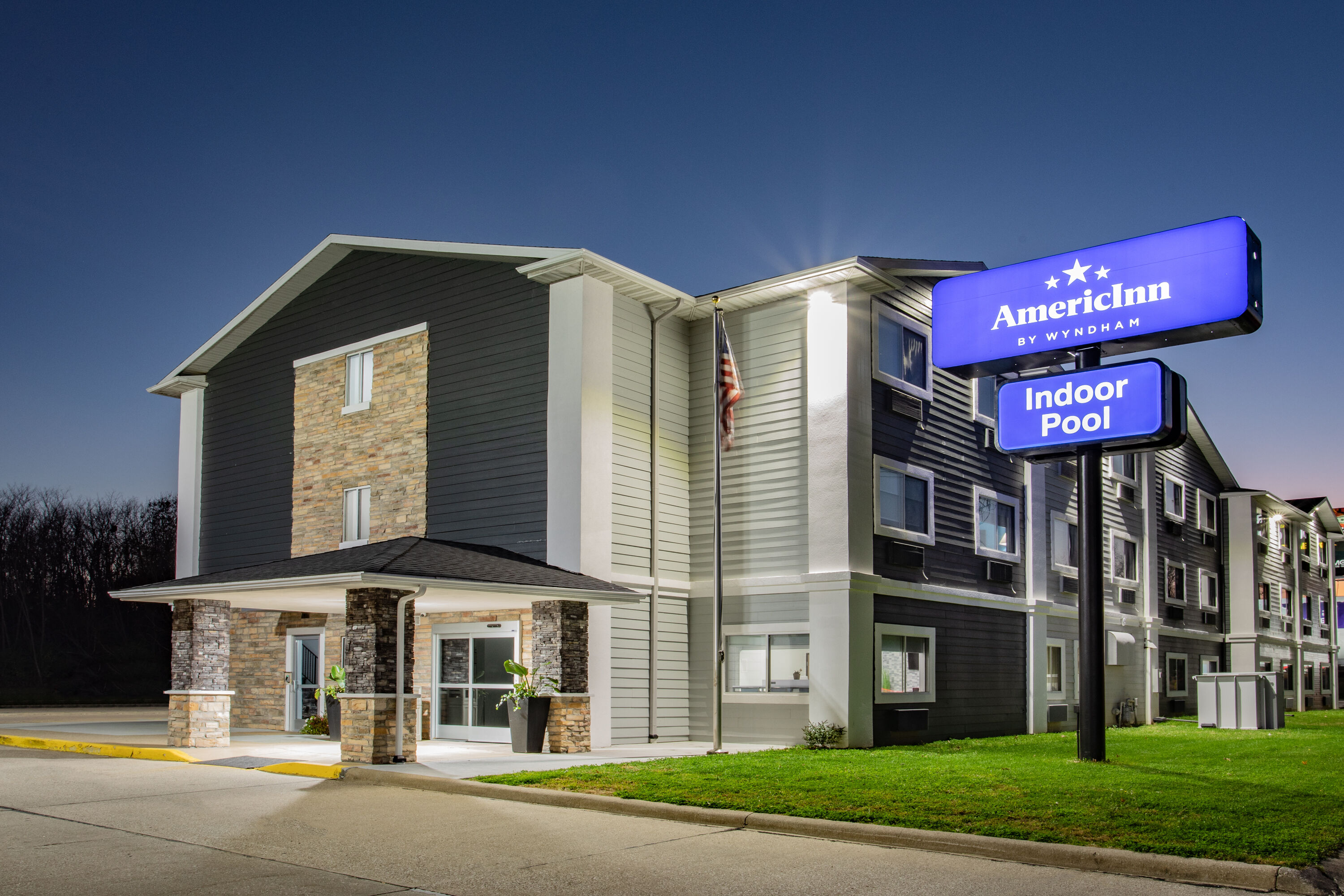 Exterior of AmericInn by Wyndham Quincy hotel in Quincy, Illinois