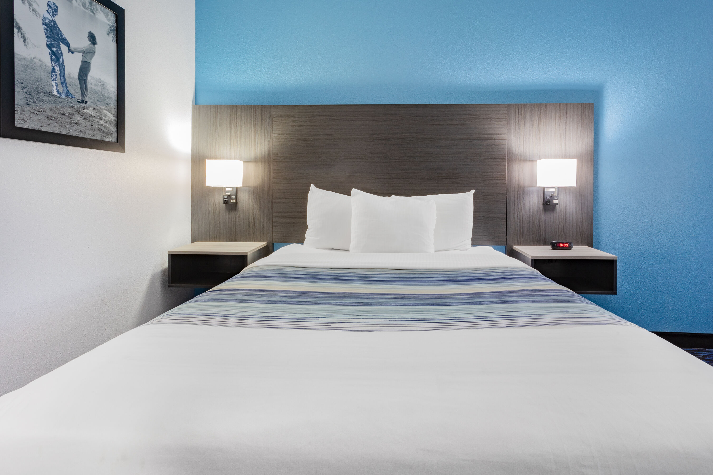 Guest room at the AmericInn by Wyndham Quincy in Quincy, Illinois