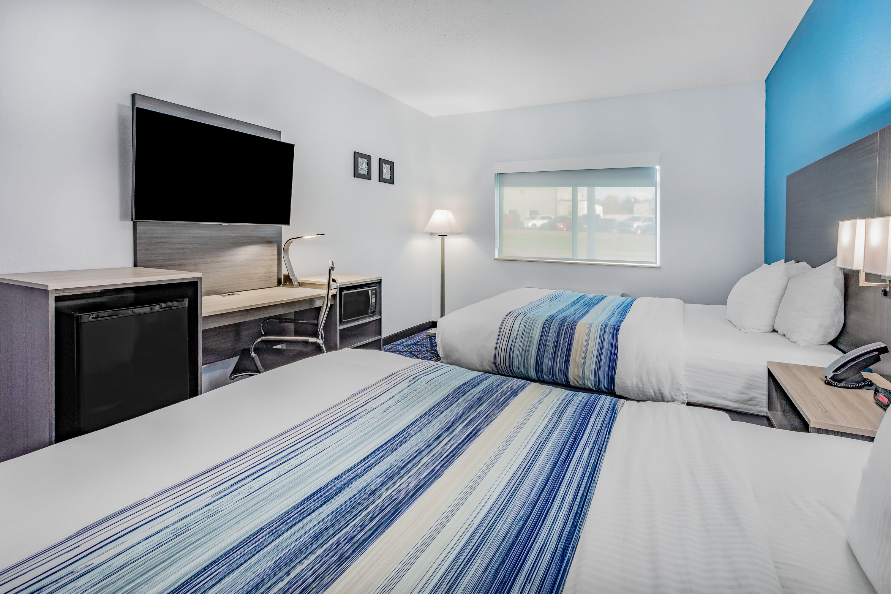 Guest room at the AmericInn by Wyndham Quincy in Quincy, Illinois