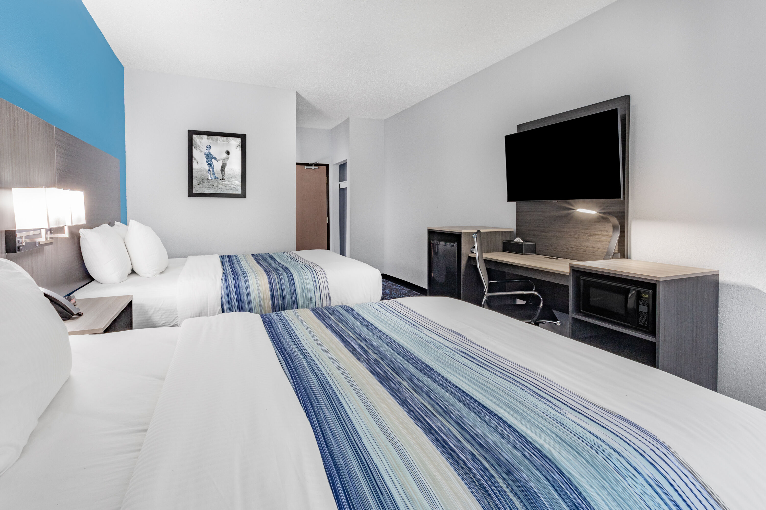 Guest room at the AmericInn by Wyndham Quincy in Quincy, Illinois