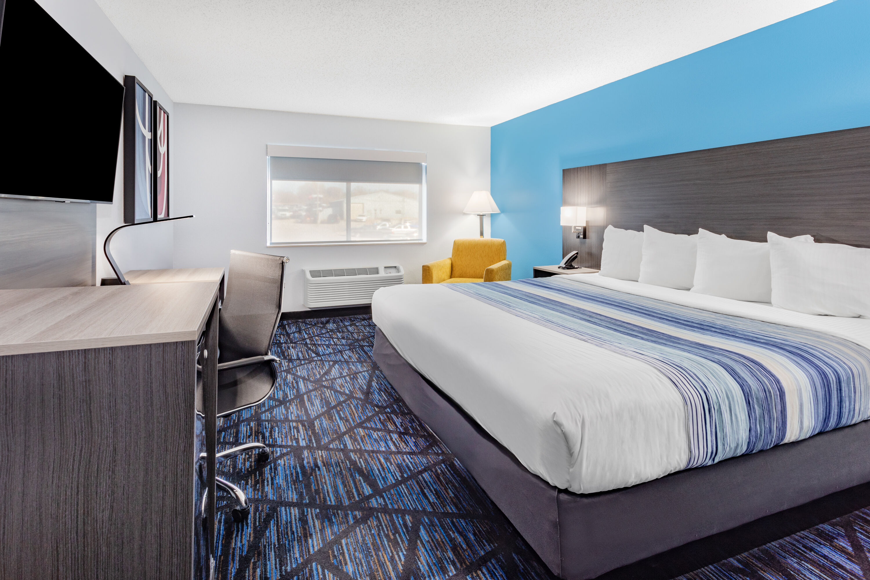 Guest room at the AmericInn by Wyndham Quincy in Quincy, Illinois