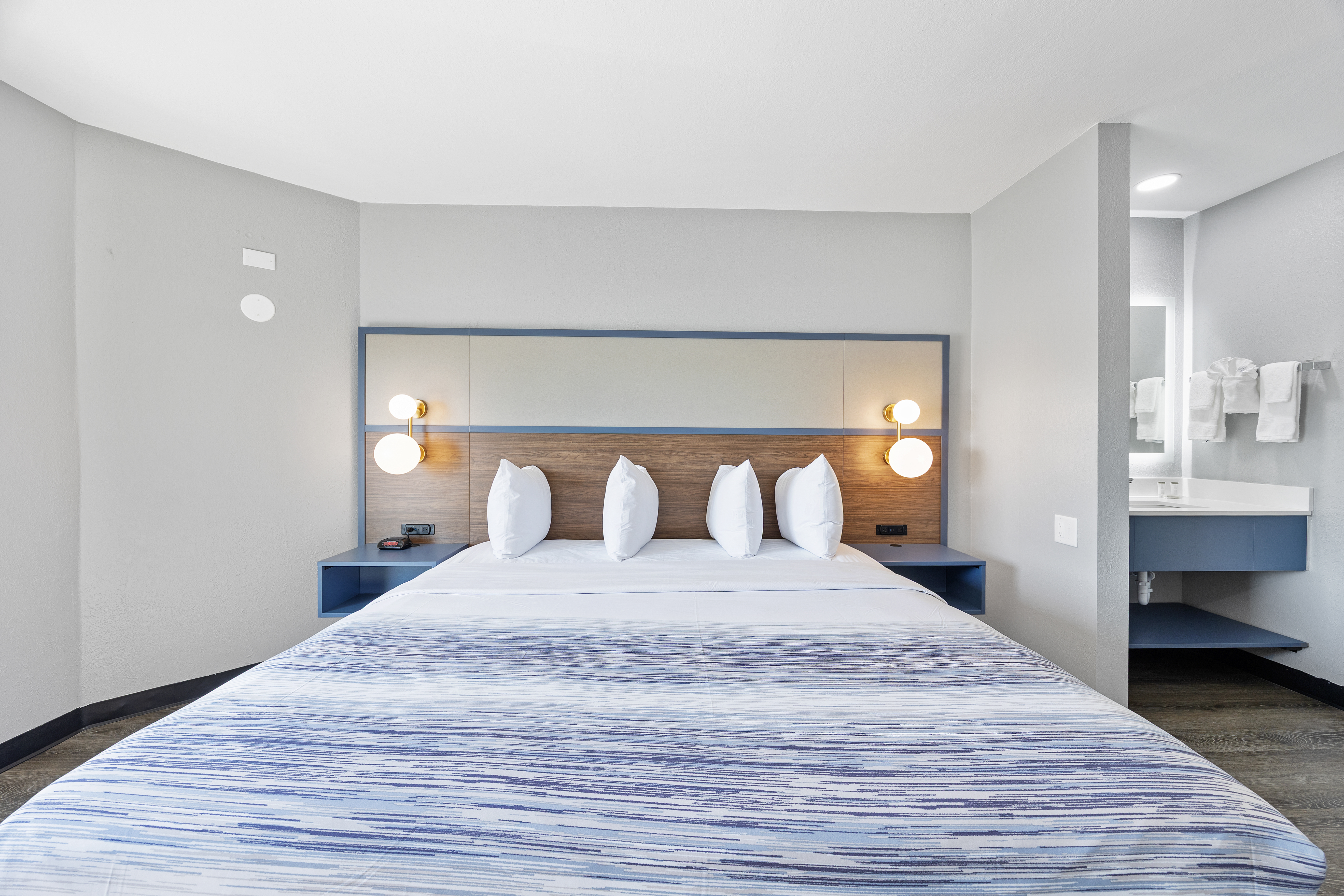 Guest room at the AmericInn by Wyndham Urbana/Champaign University Area in Urbana, Illinois