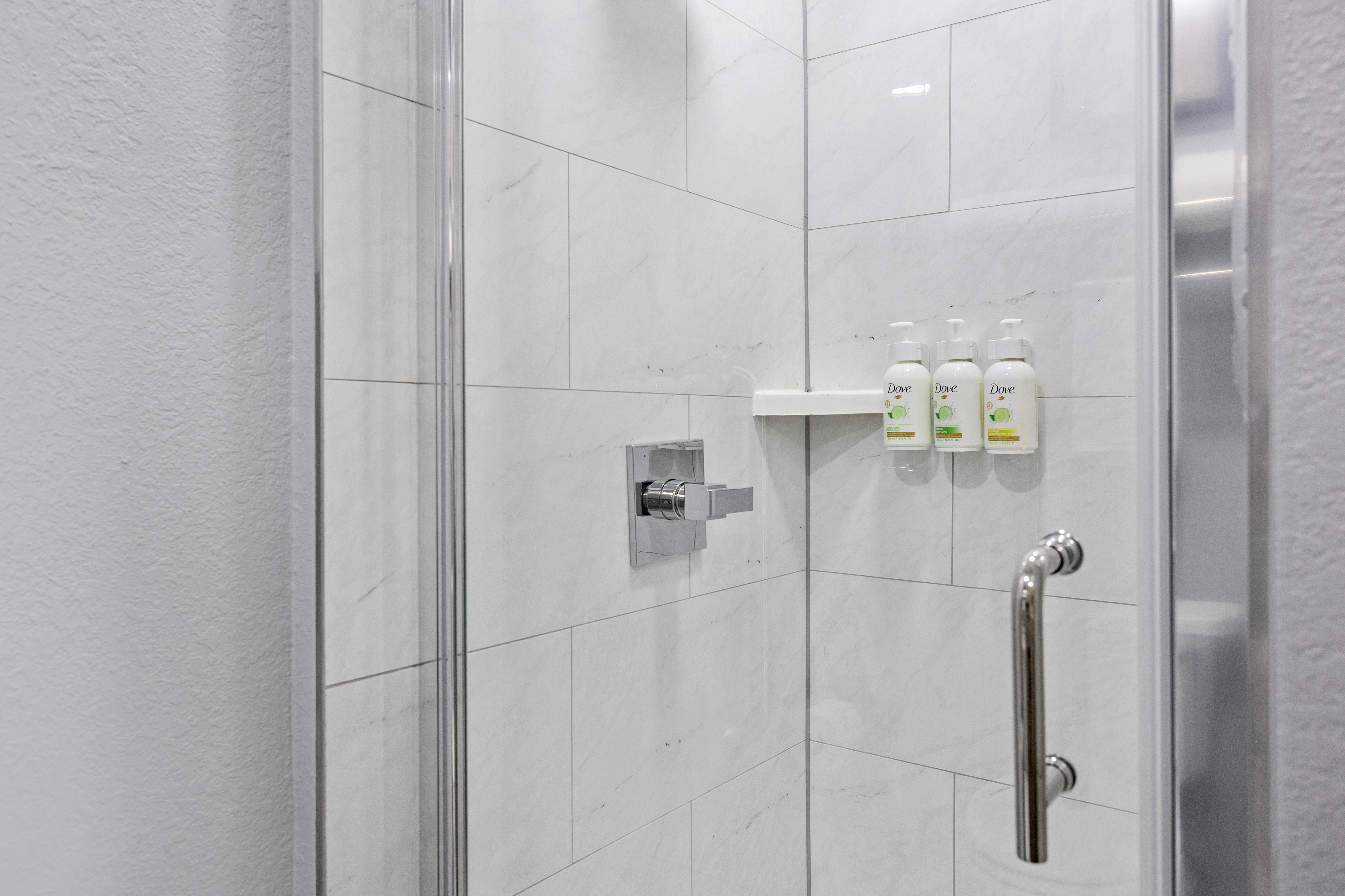 Guest room bath at the AmericInn by Wyndham Urbana/Champaign University Area in Urbana, Illinois