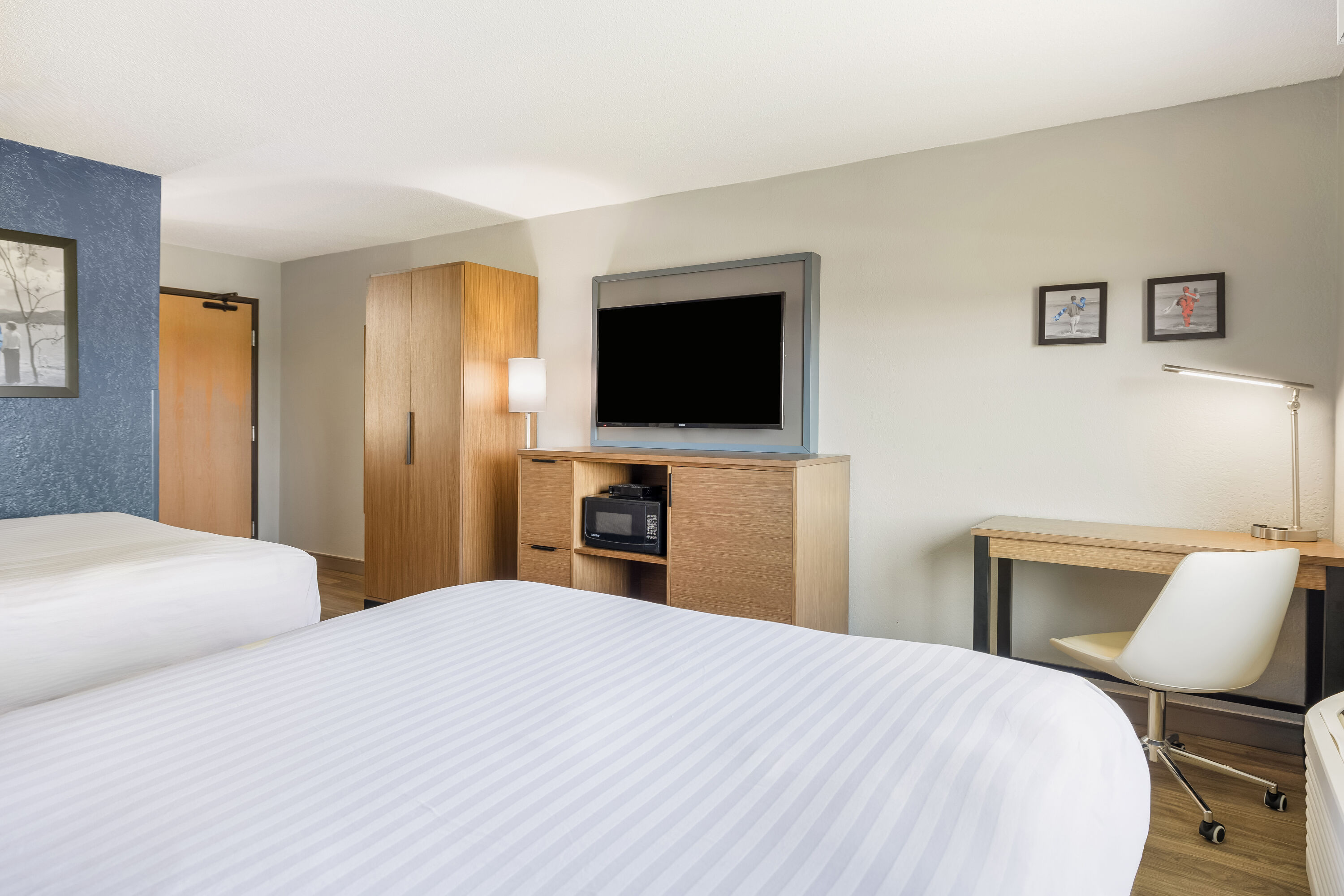 Queen bed guest room at the AmericInn by Wyndham Albert Lea in Albert Lea, Minnesota