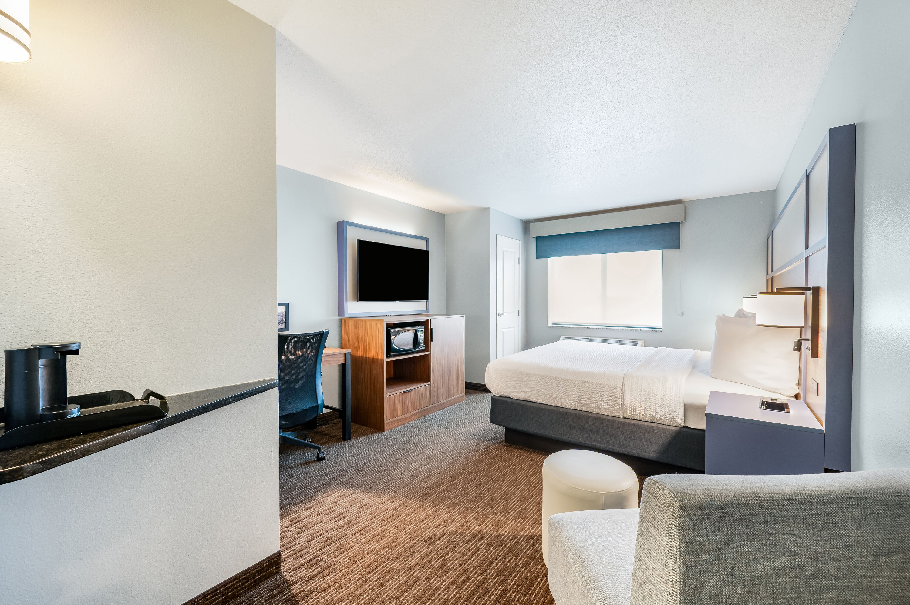 King bed guest room at the AmericInn by Wyndham, Baudette in Baudette, Minnesota