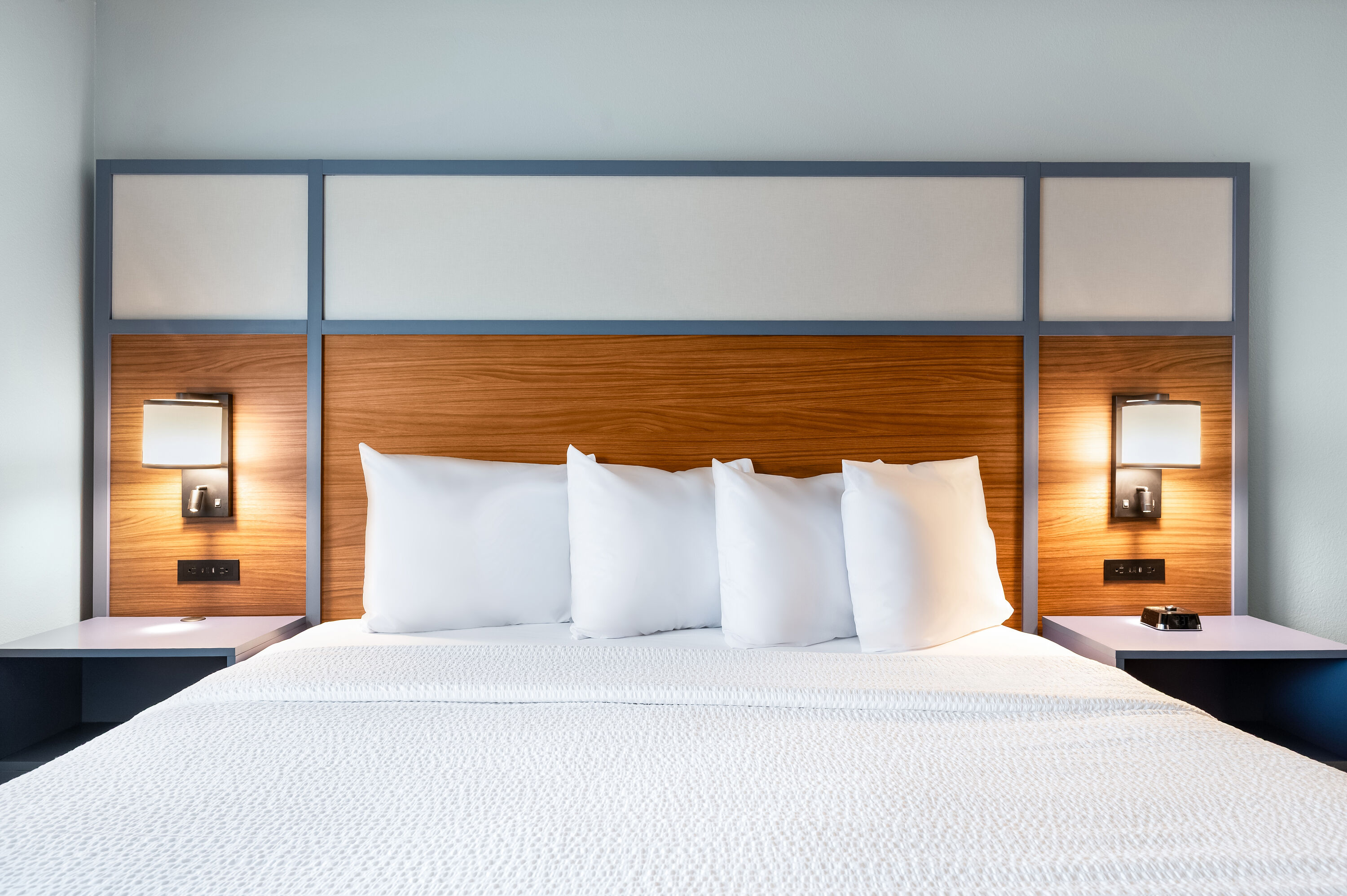 King bed guest room at the AmericInn by Wyndham, Baudette in Baudette, Minnesota