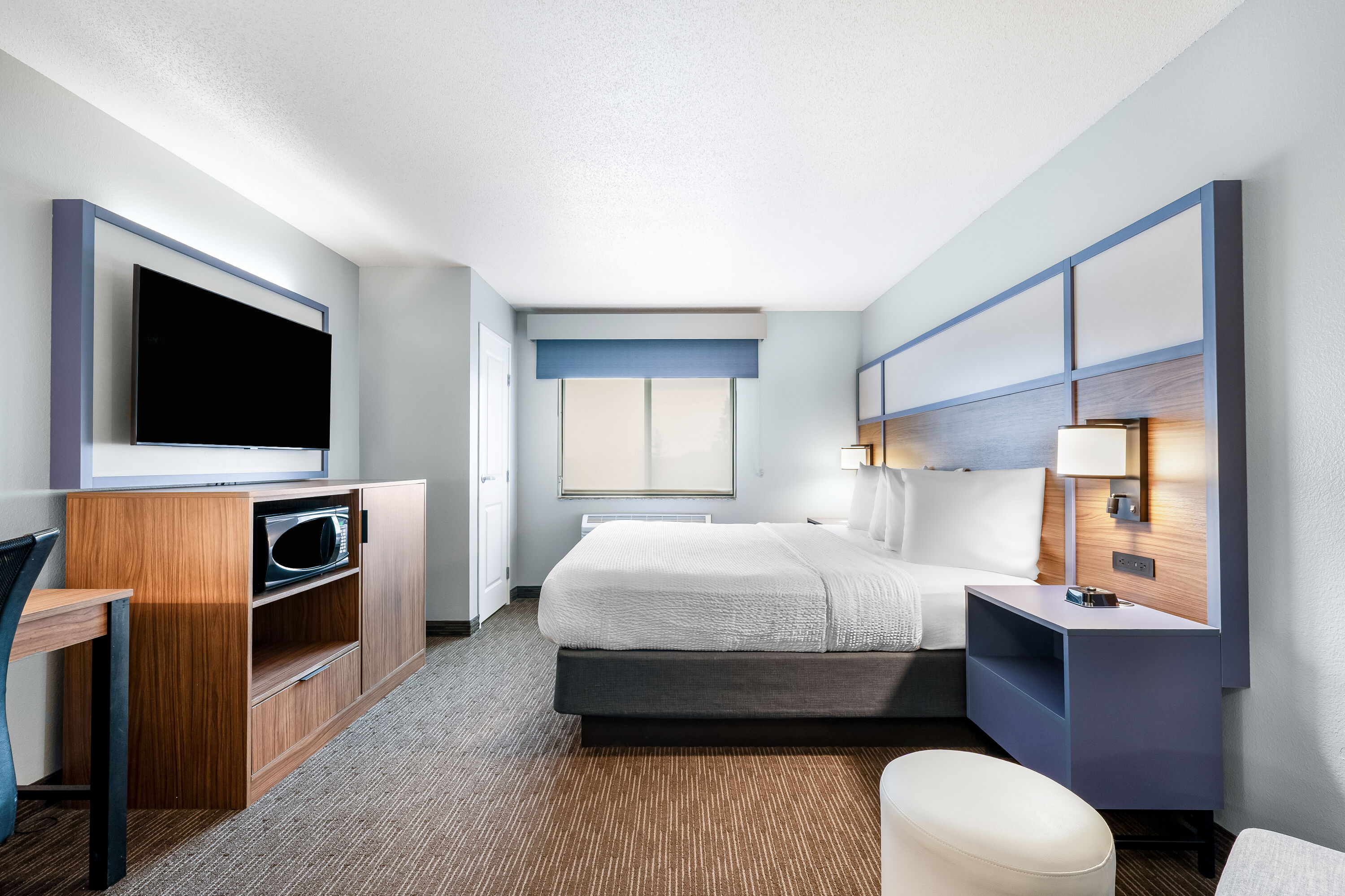 King bed guest room at the AmericInn by Wyndham, Baudette in Baudette, Minnesota