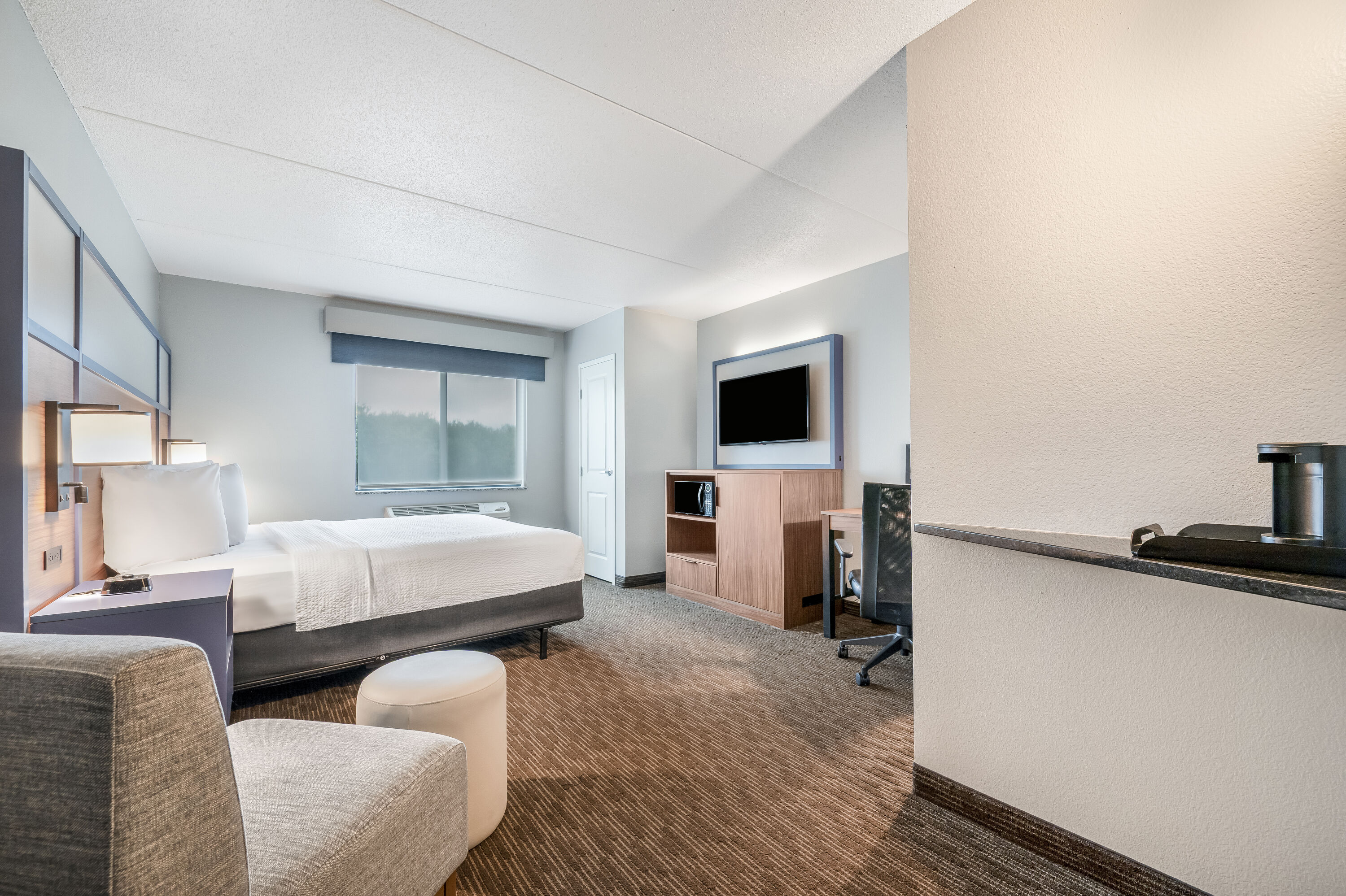 King bed guest room at the AmericInn by Wyndham, Baudette in Baudette, Minnesota