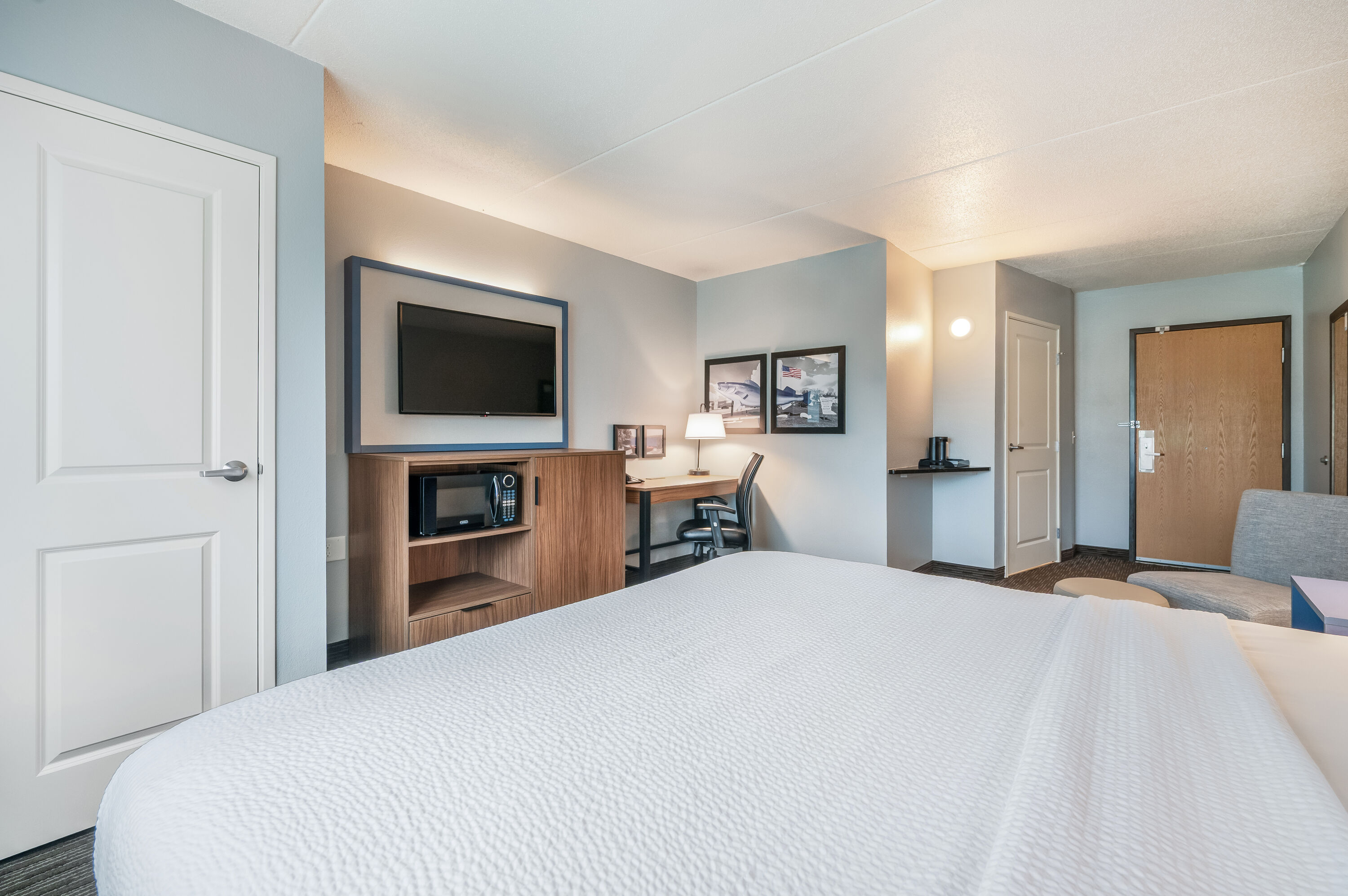 King bed guest room at the AmericInn by Wyndham, Baudette in Baudette, Minnesota