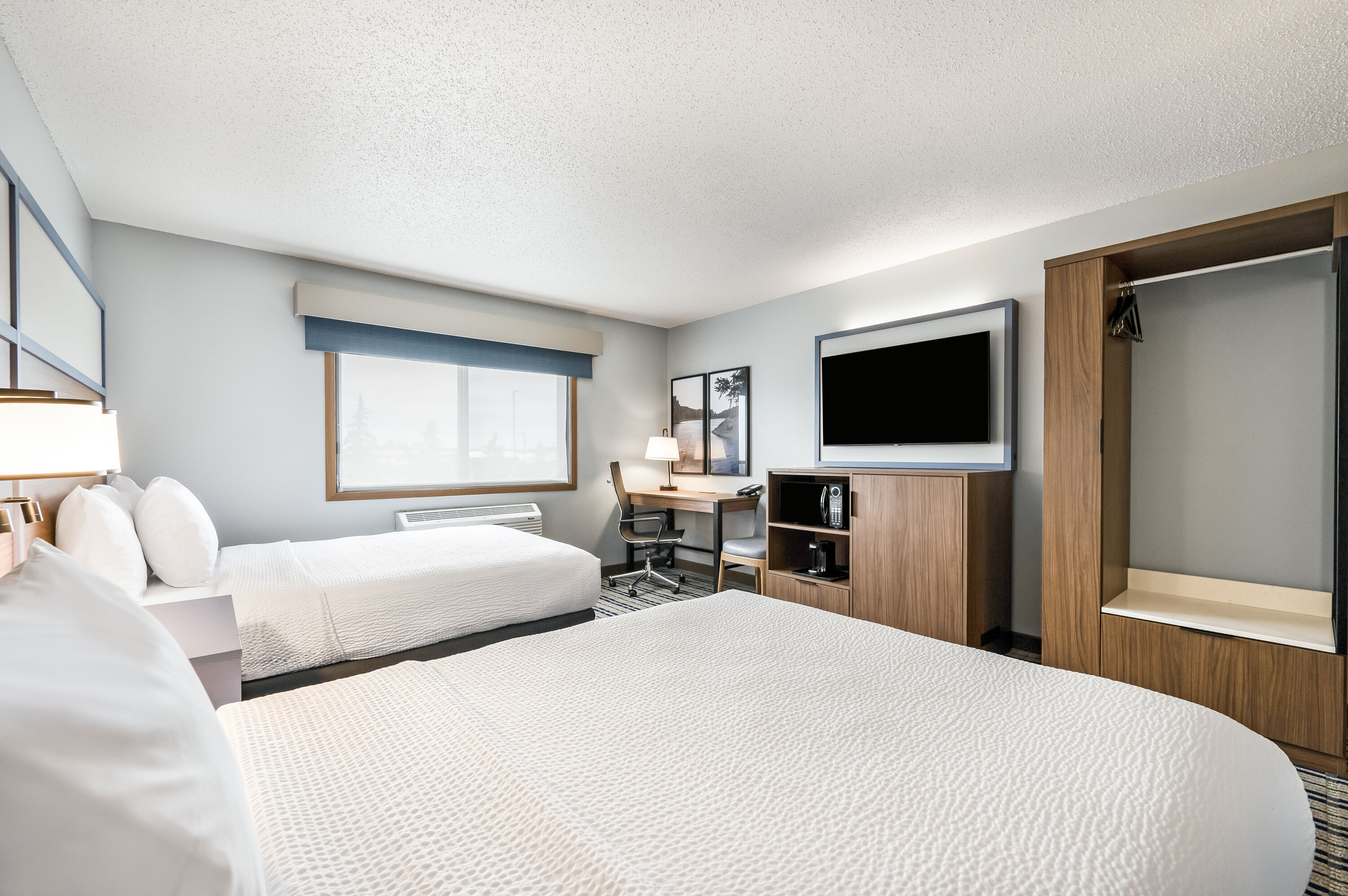 Queen bed guest room at the AmericInn by Wyndham, Baudette in Baudette, Minnesota