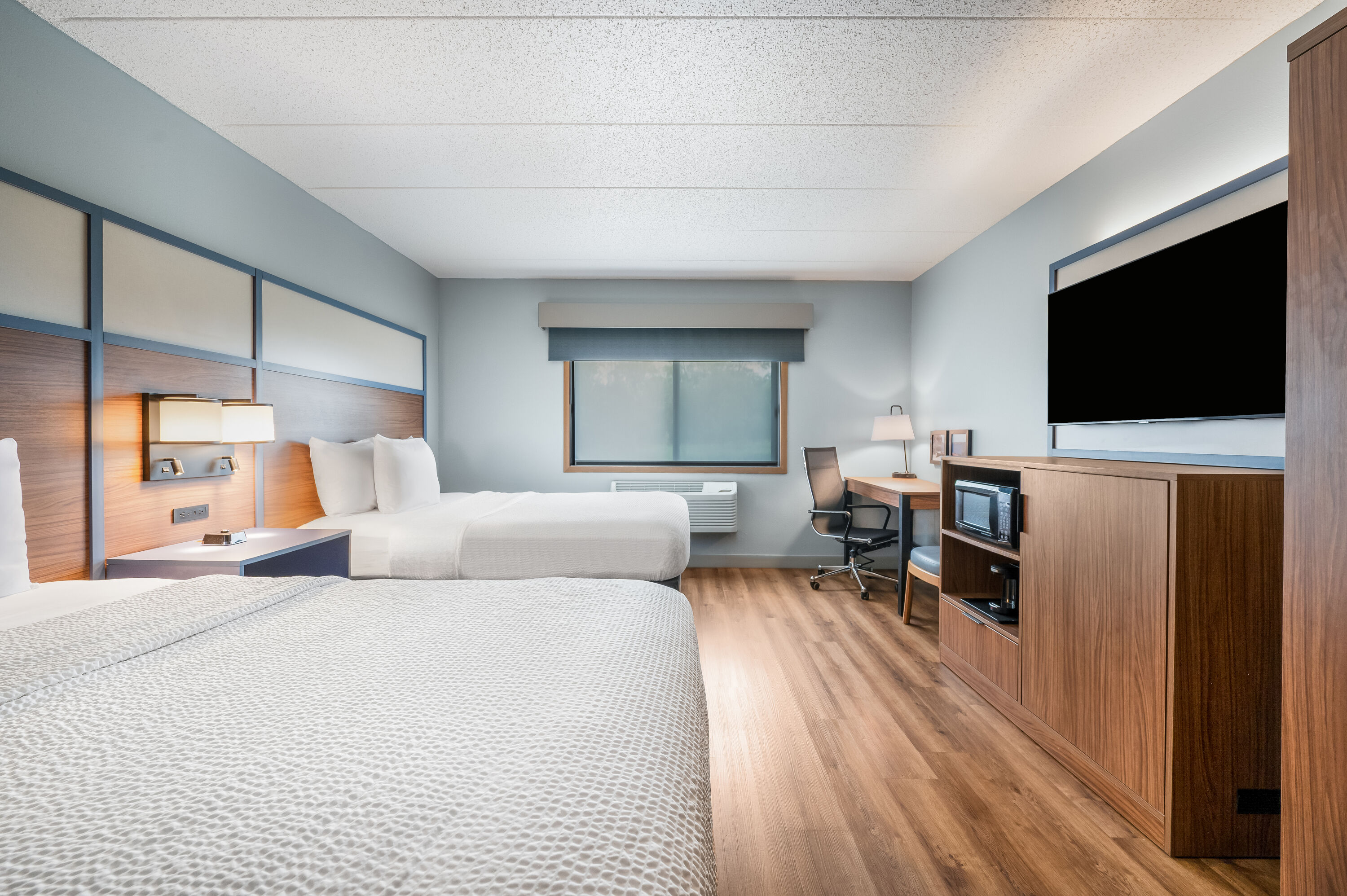 Queen bed guest room at the AmericInn by Wyndham, Baudette in Baudette, Minnesota