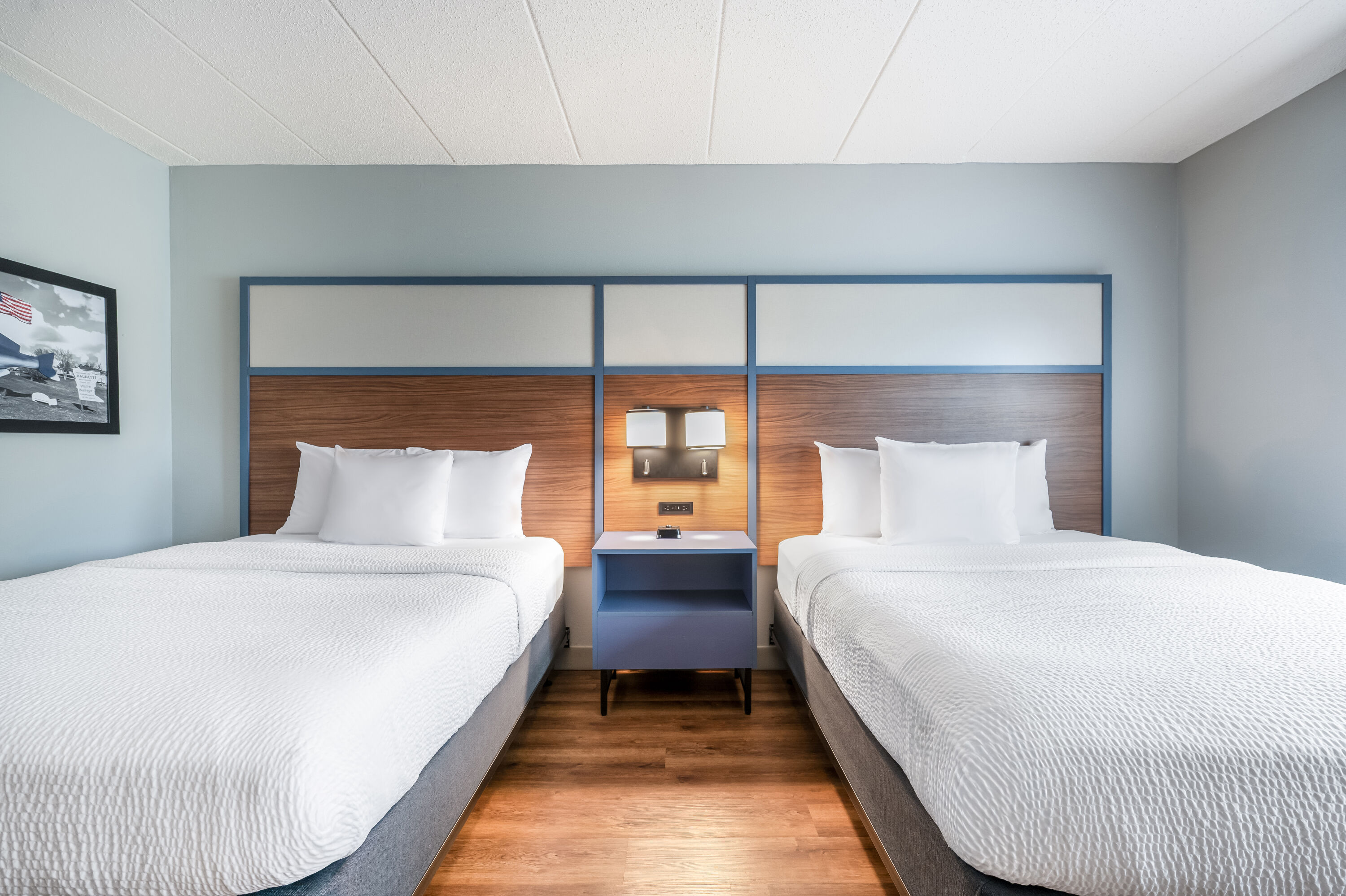 Queen bed guest room at the AmericInn by Wyndham, Baudette in Baudette, Minnesota