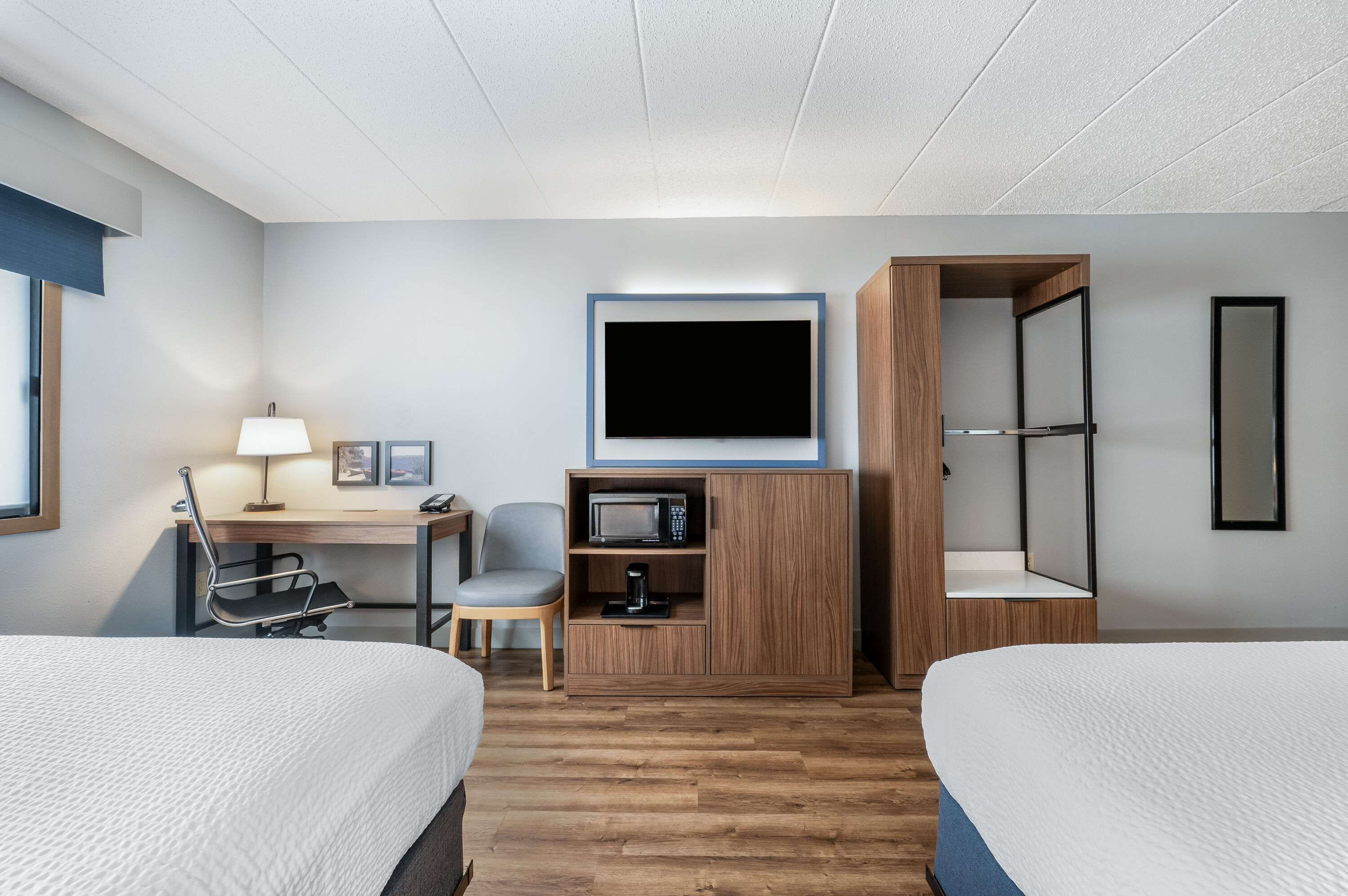 Queen bed guest room at the AmericInn by Wyndham, Baudette in Baudette, Minnesota