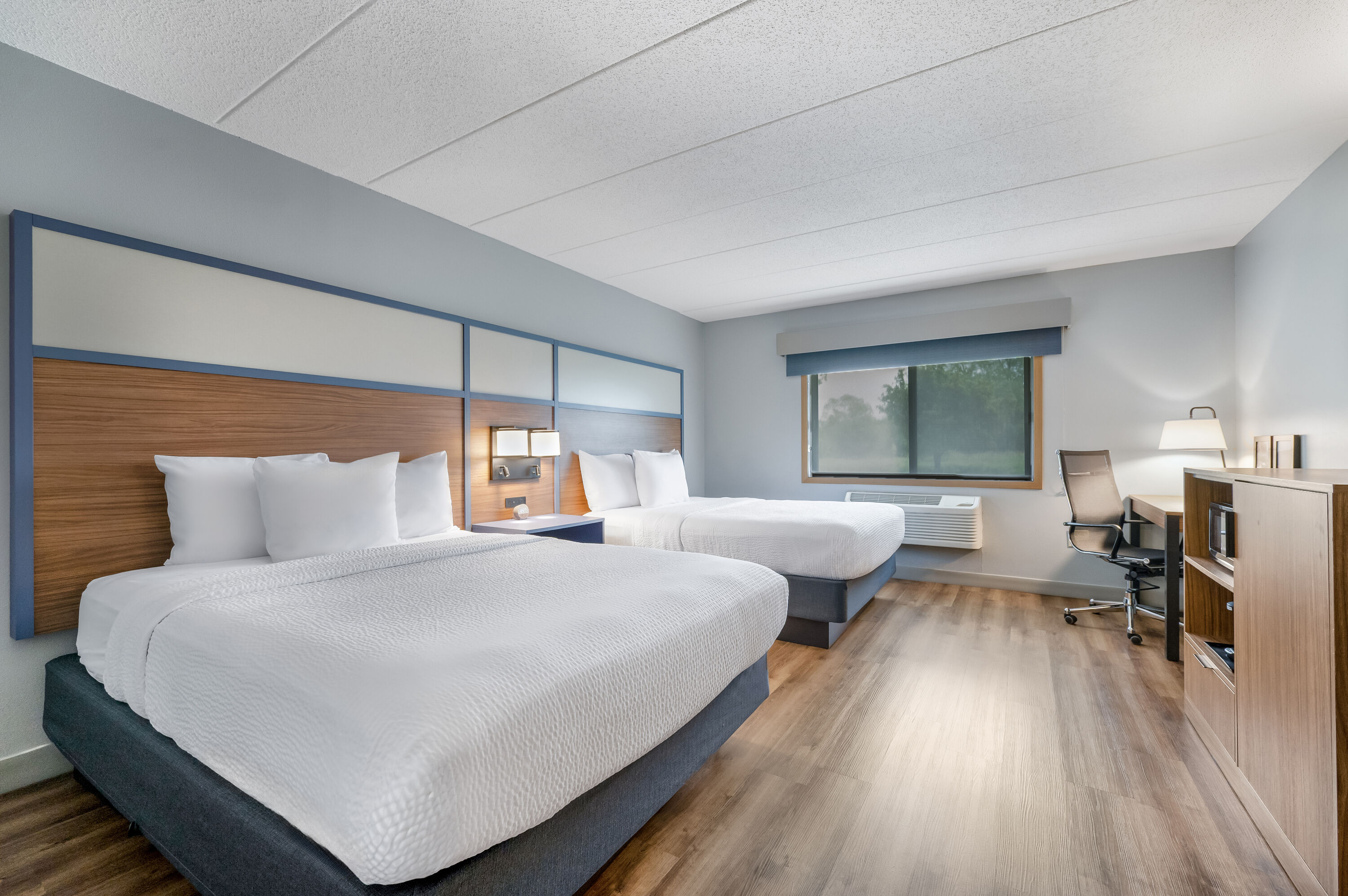 Queen bed guest room at the AmericInn by Wyndham, Baudette in Baudette, Minnesota
