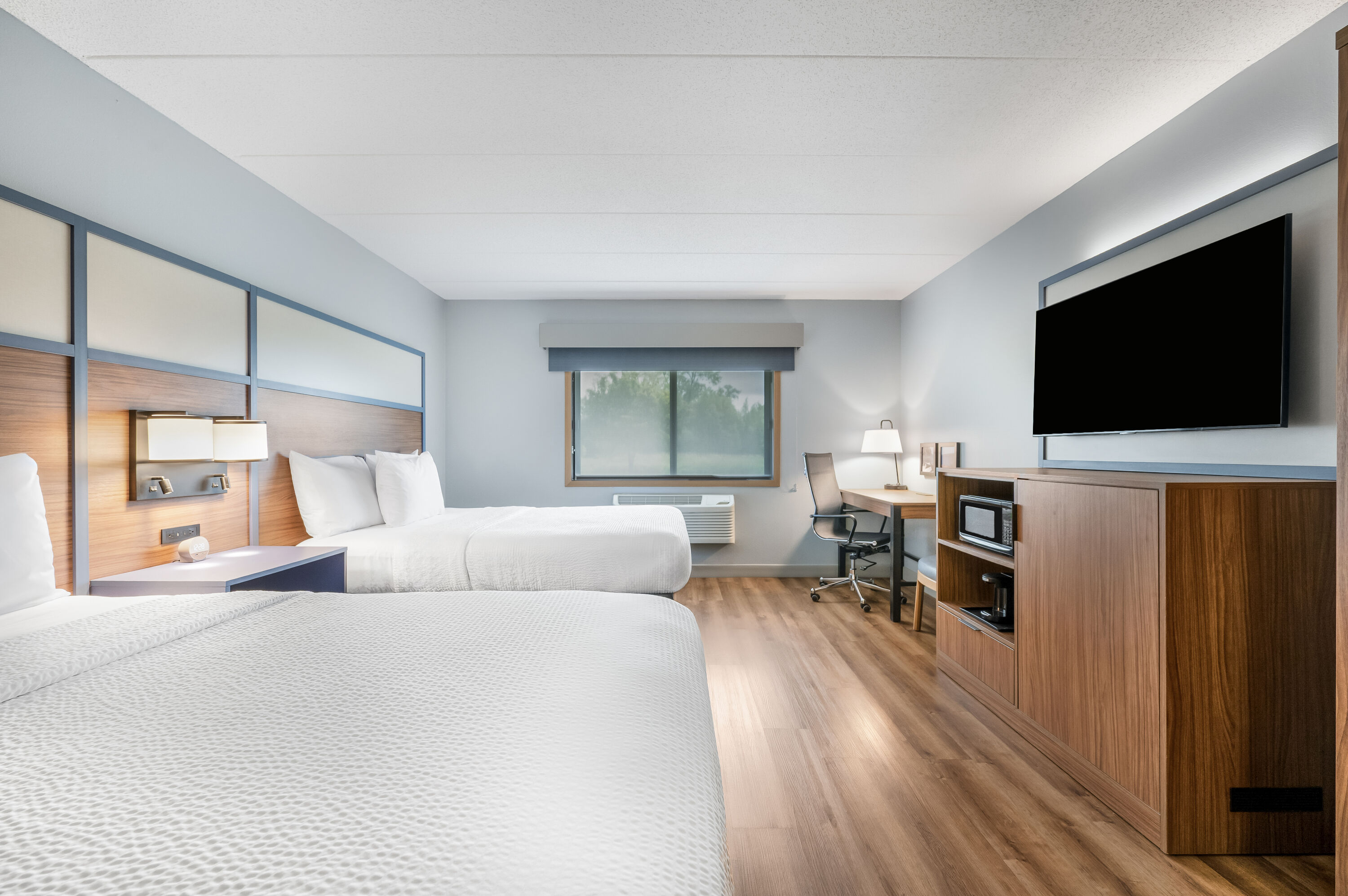 Queen bed guest room at the AmericInn by Wyndham, Baudette in Baudette, Minnesota