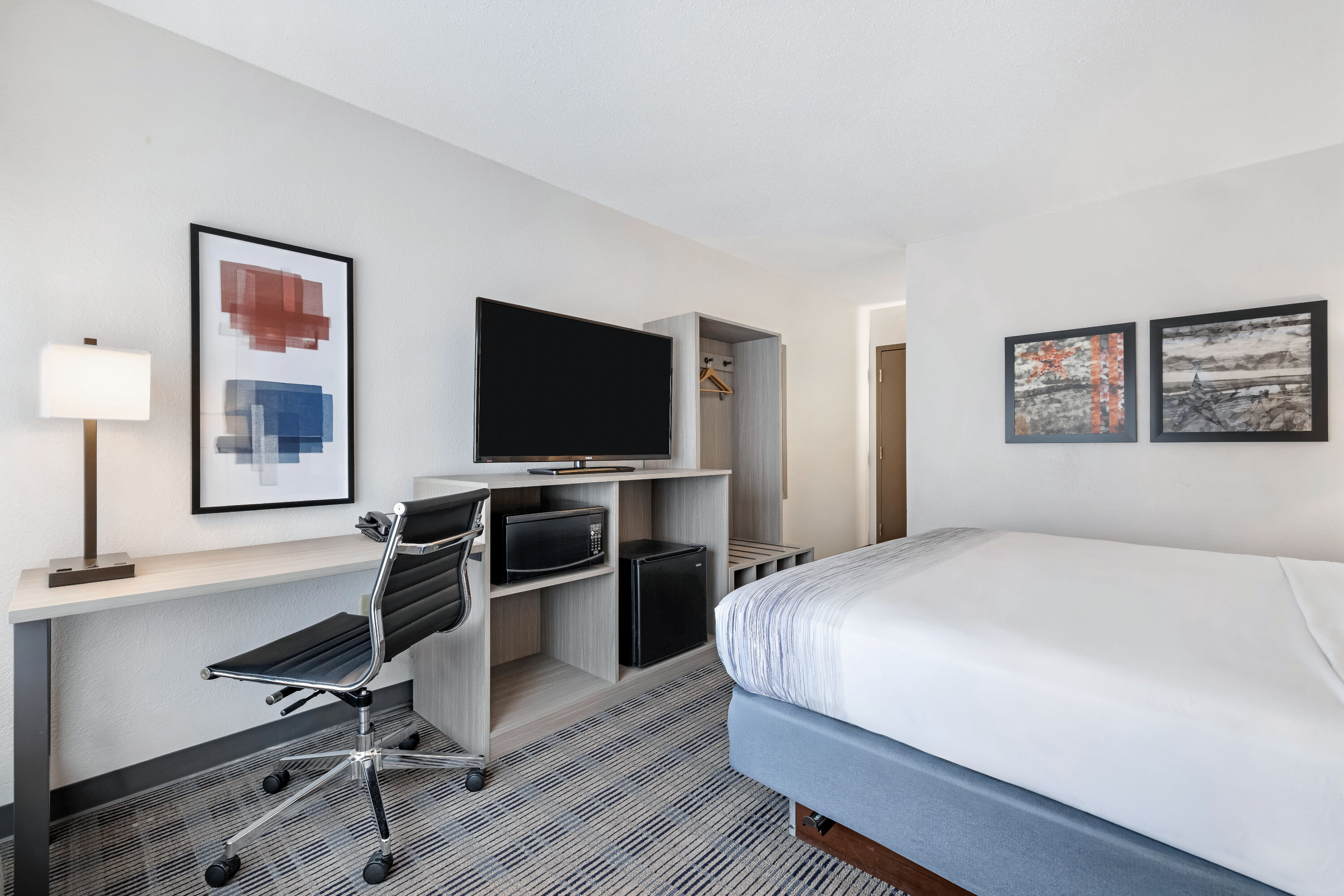 King bed guest room at the AmericInn by Wyndham Baxter Brainerd in Baxter, Minnesota