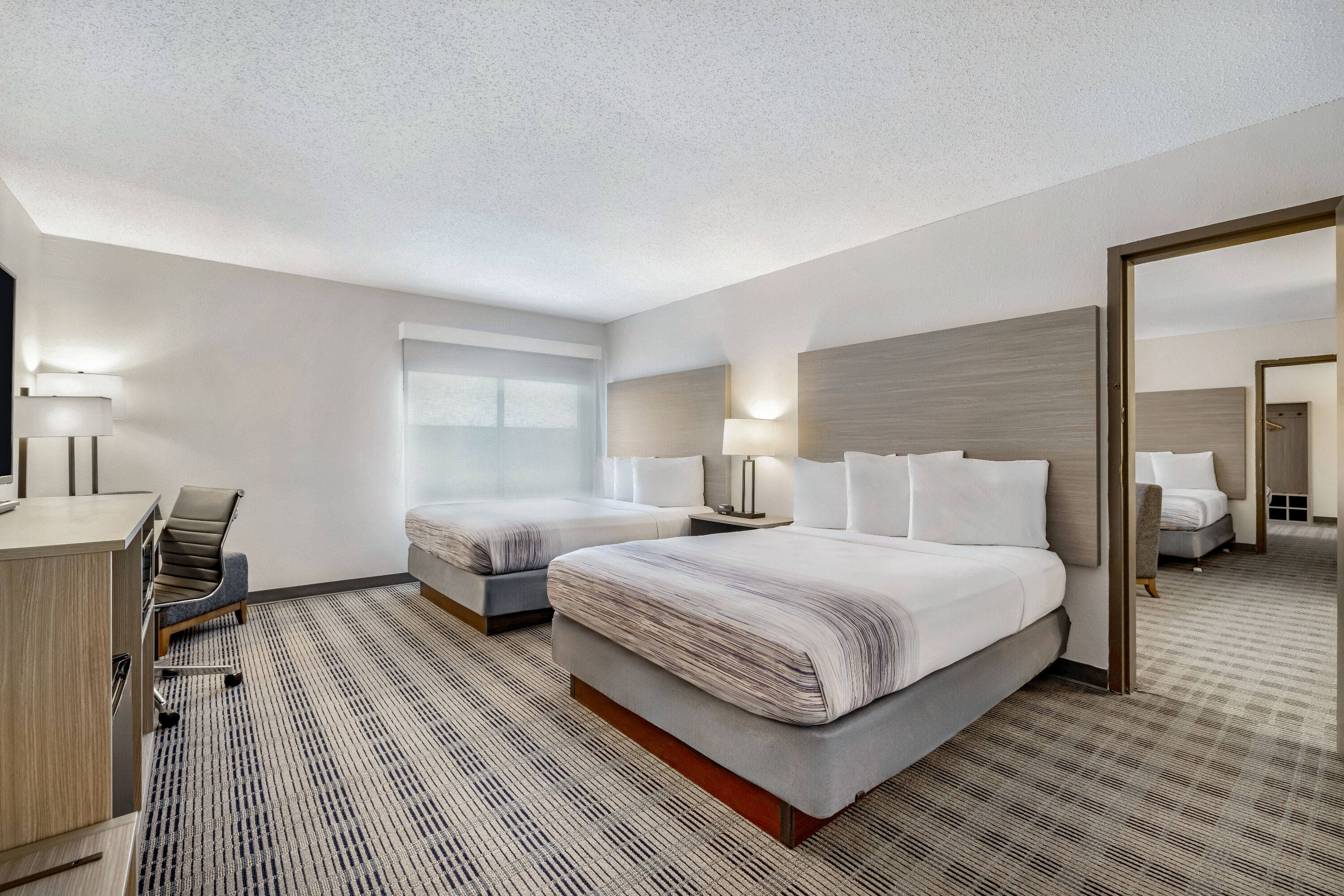 Queen bed guest room at the AmericInn by Wyndham Baxter Brainerd in Baxter, Minnesota