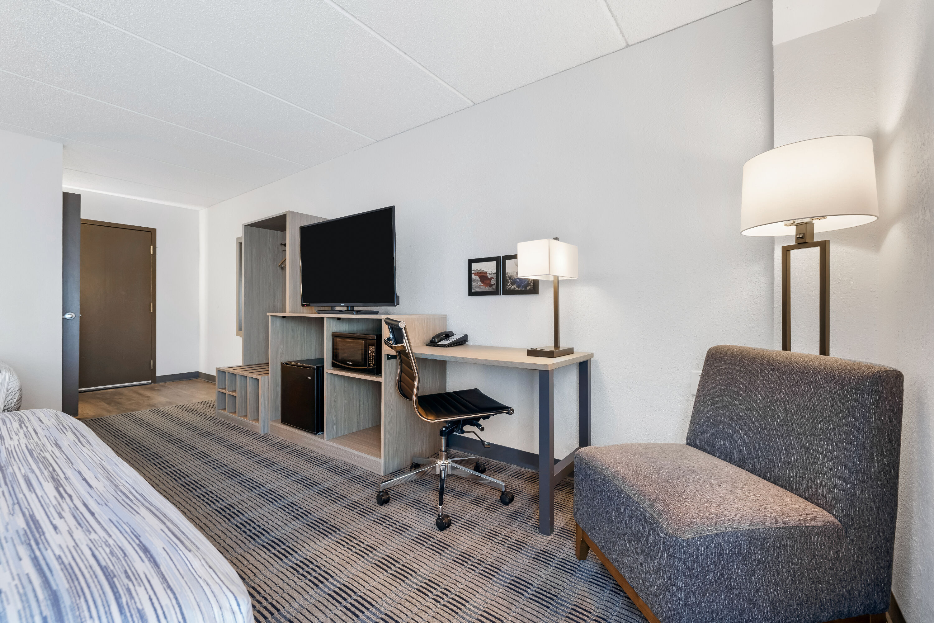 Queen bed guest room at the AmericInn by Wyndham Baxter Brainerd in Baxter, Minnesota
