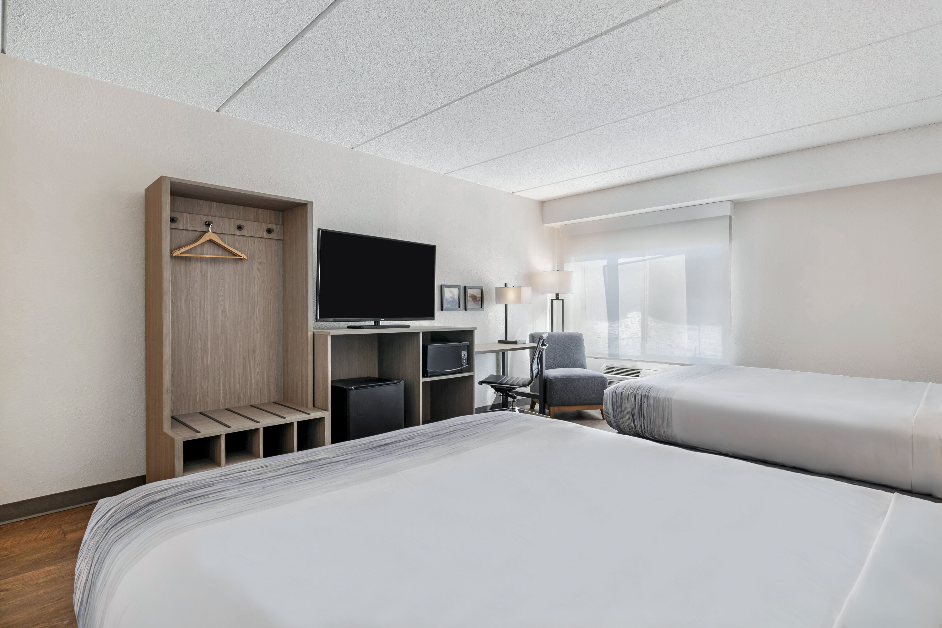 Queen bed guest room at the AmericInn by Wyndham Baxter Brainerd in Baxter, Minnesota