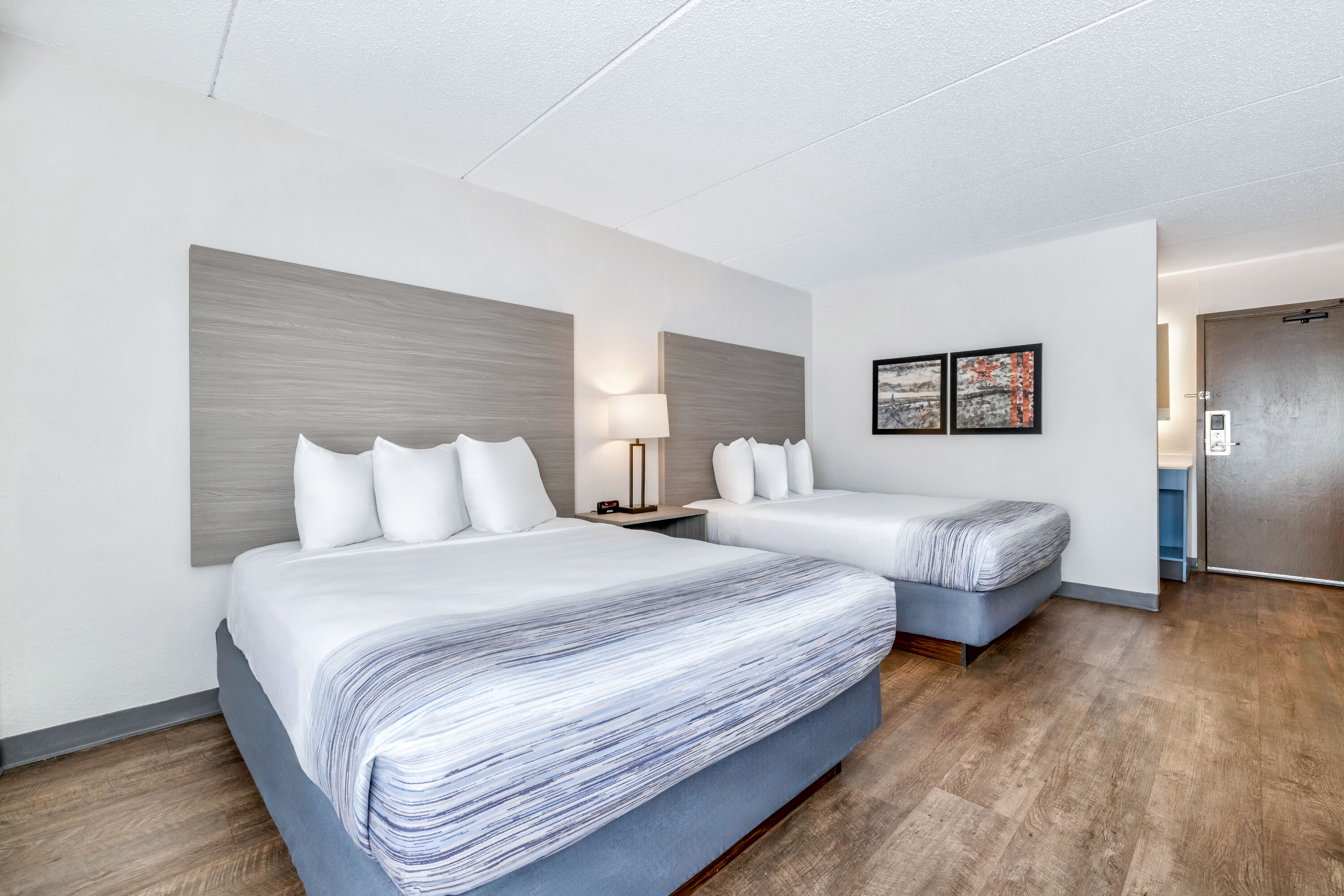 Queen bed guest room at the AmericInn by Wyndham Baxter Brainerd in Baxter, Minnesota