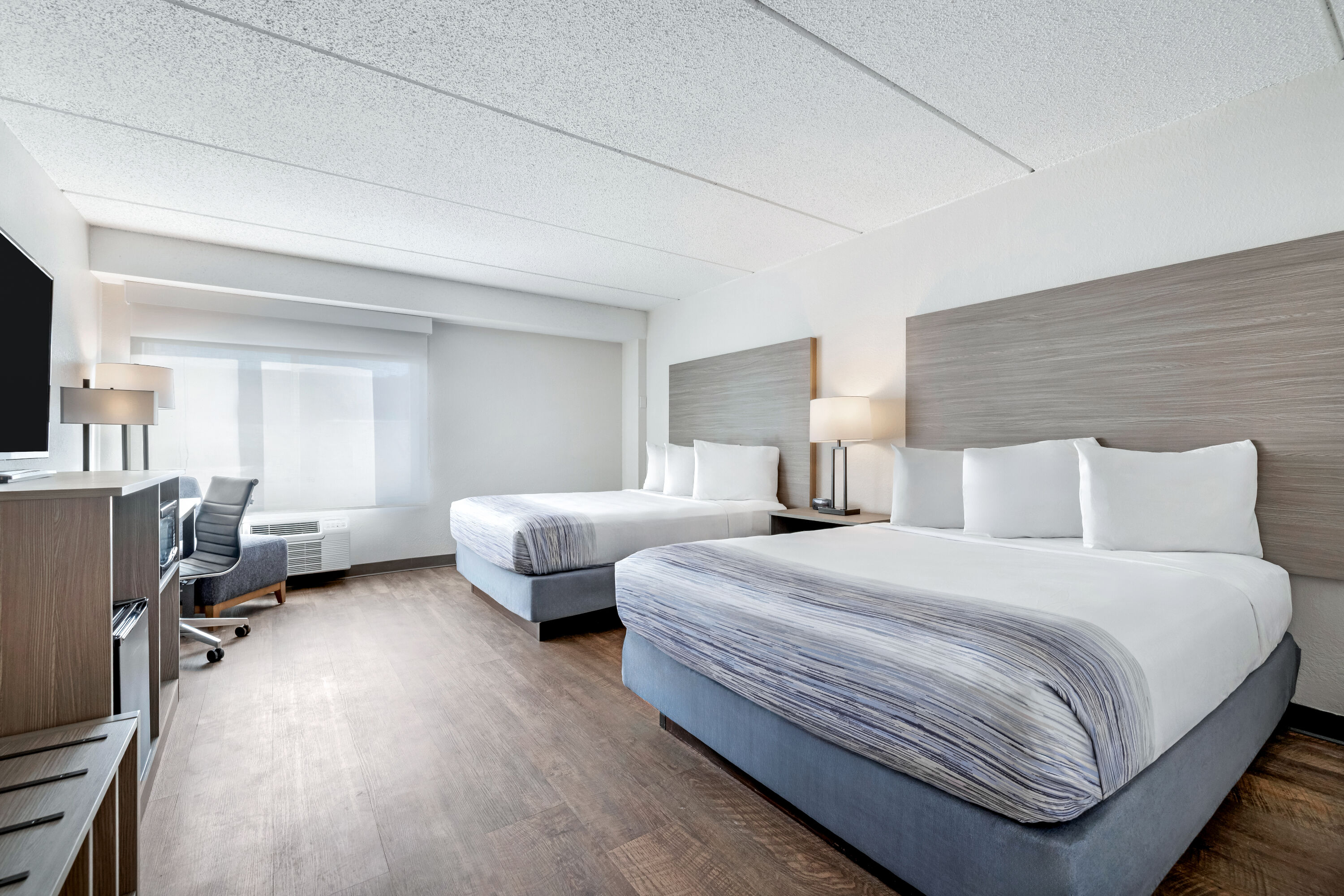 Queen bed guest room at the AmericInn by Wyndham Baxter Brainerd in Baxter, Minnesota
