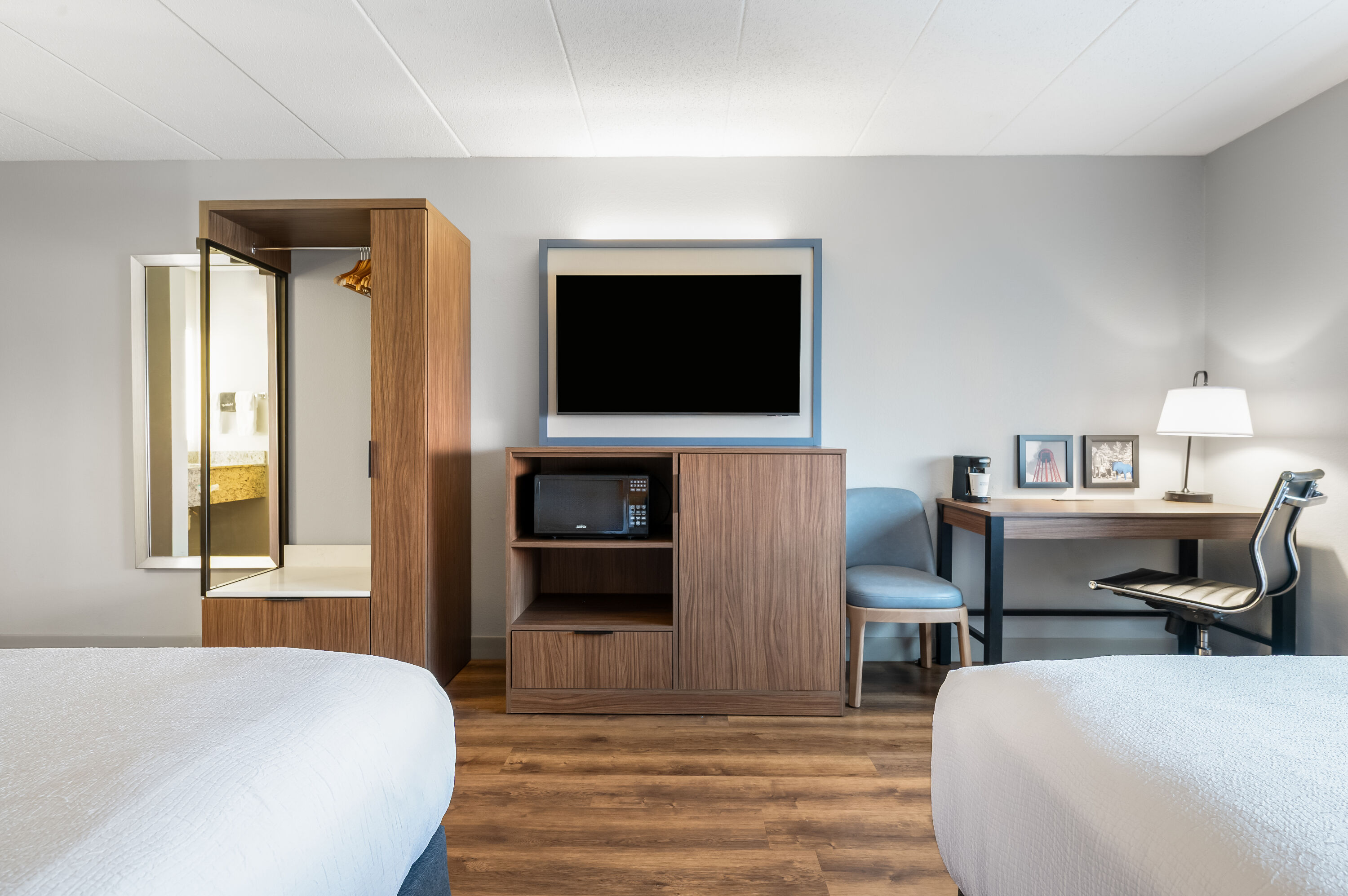 Queen bed guest room at the AmericInn by Wyndham Bemidji in Bemidji, Minnesota