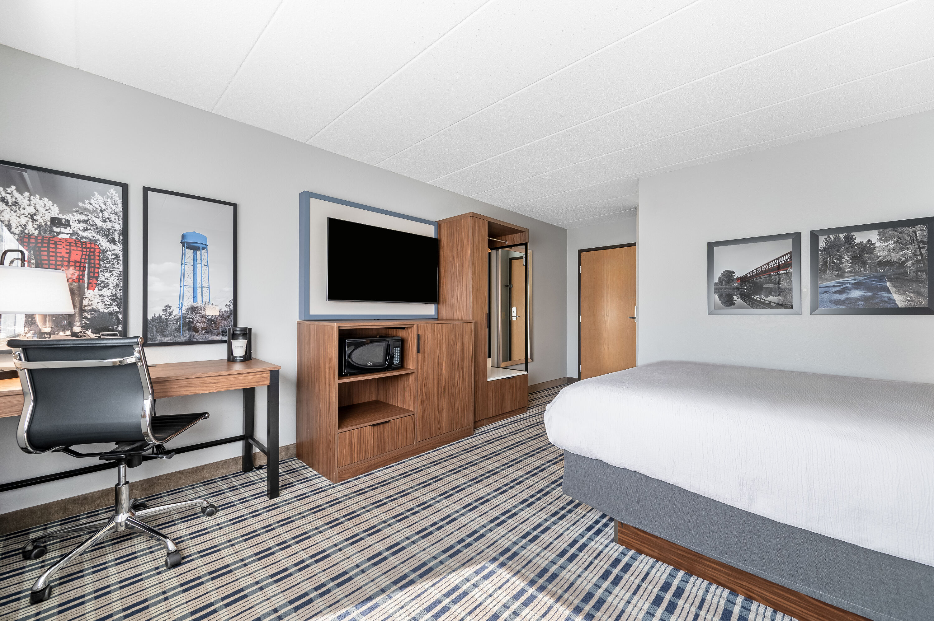 Queen bed guest room at the AmericInn by Wyndham Bemidji in Bemidji, Minnesota