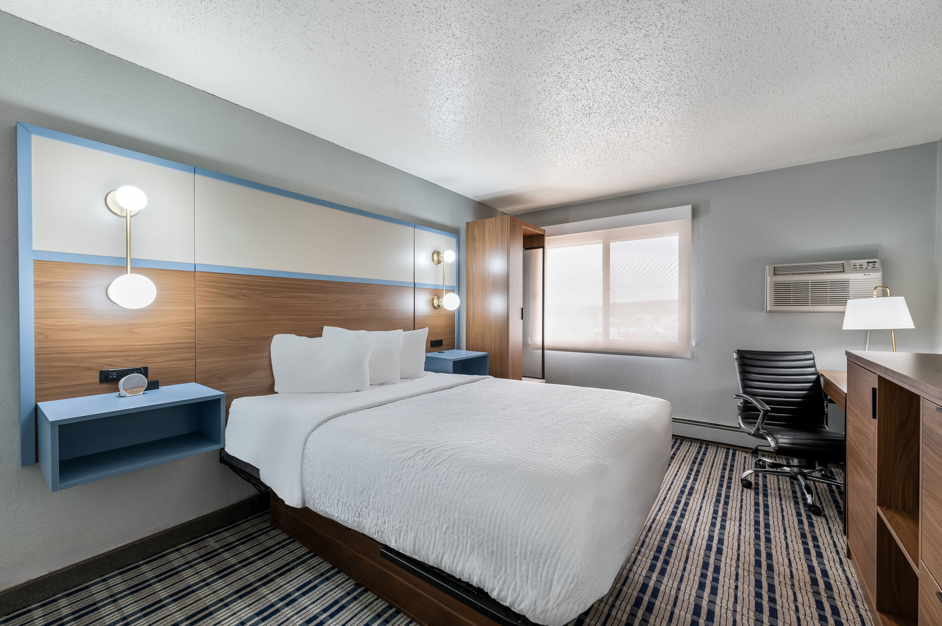 Queen bed guest room at the AmericInn by Wyndham Cloquet in Cloquet, Minnesota