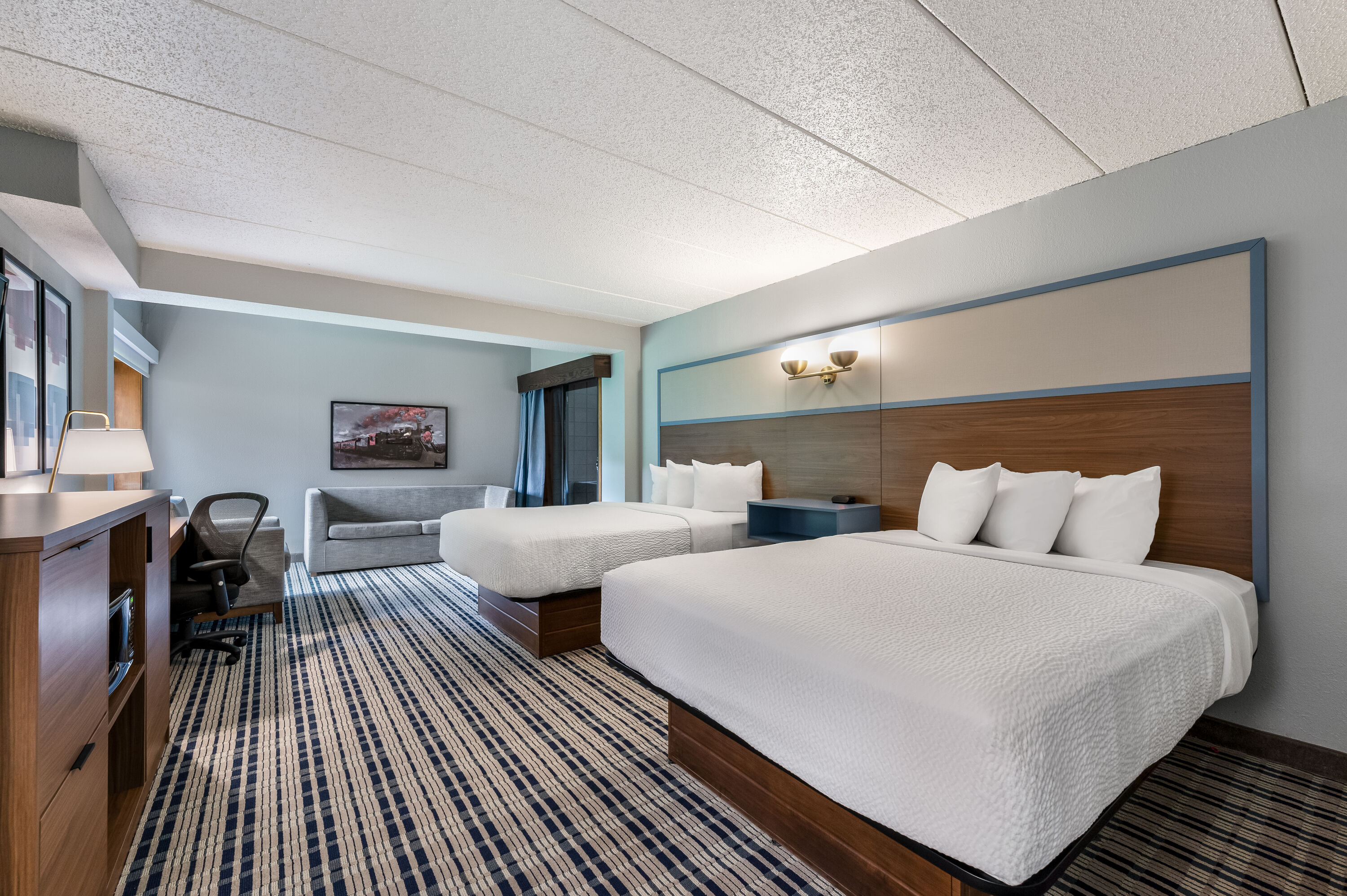 Queen bed guest room at the AmericInn by Wyndham Cloquet in Cloquet, Minnesota