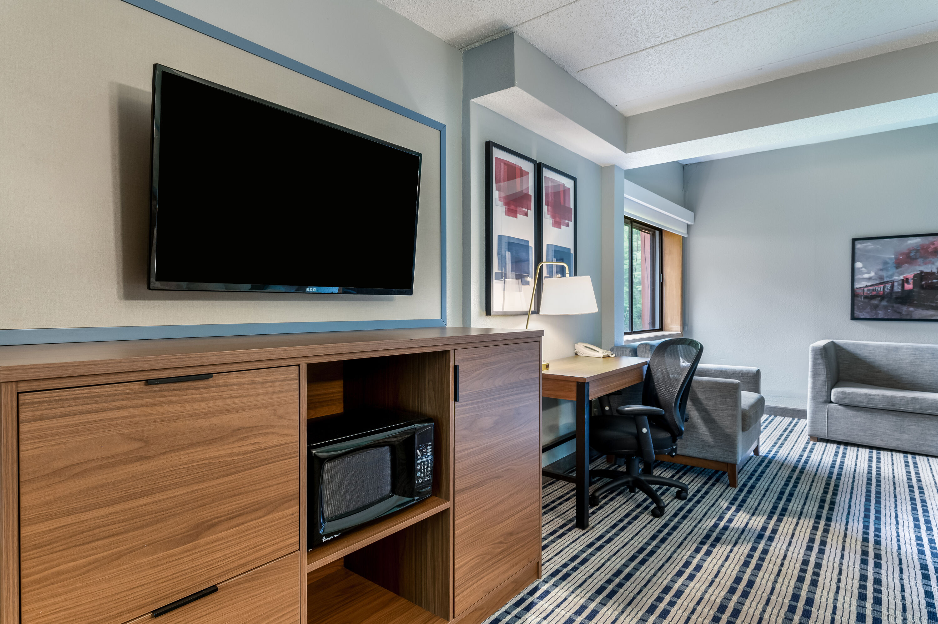 Queen bed guest room at the AmericInn by Wyndham Cloquet in Cloquet, Minnesota