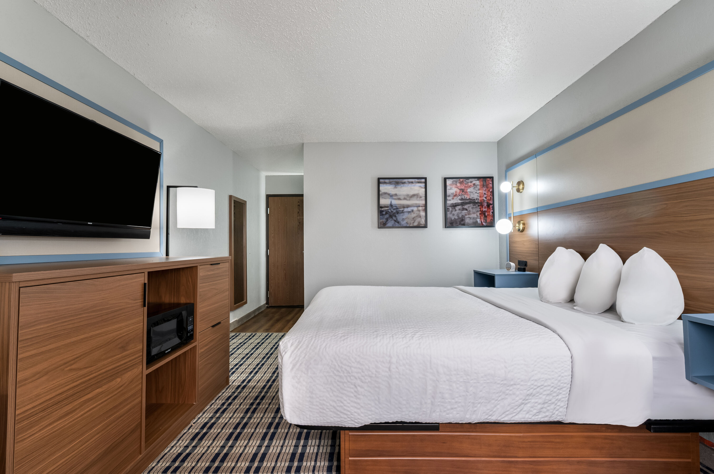 Queen bed guest room at the AmericInn by Wyndham Cloquet in Cloquet, Minnesota