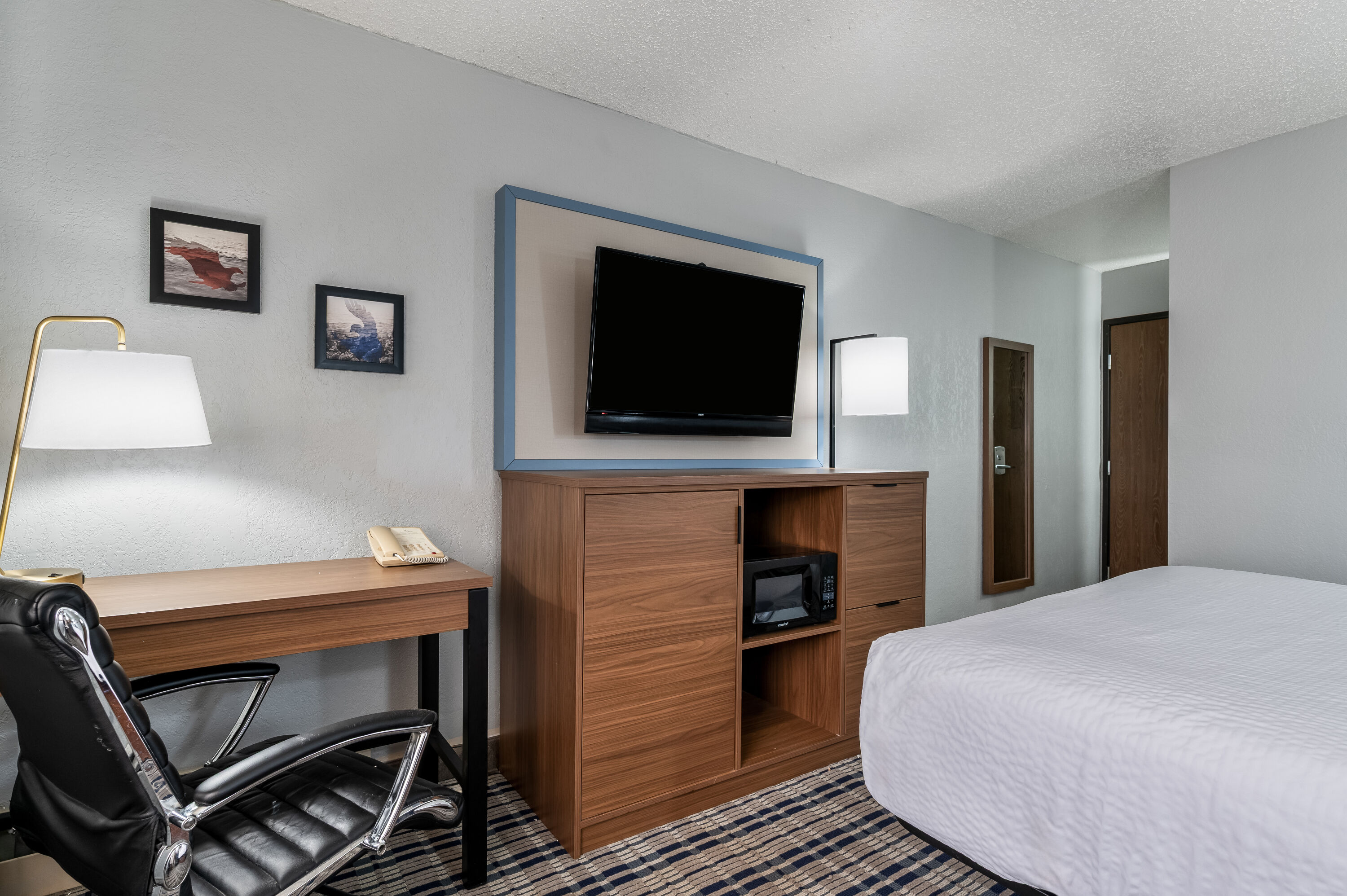 Queen bed guest room at the AmericInn by Wyndham Cloquet in Cloquet, Minnesota