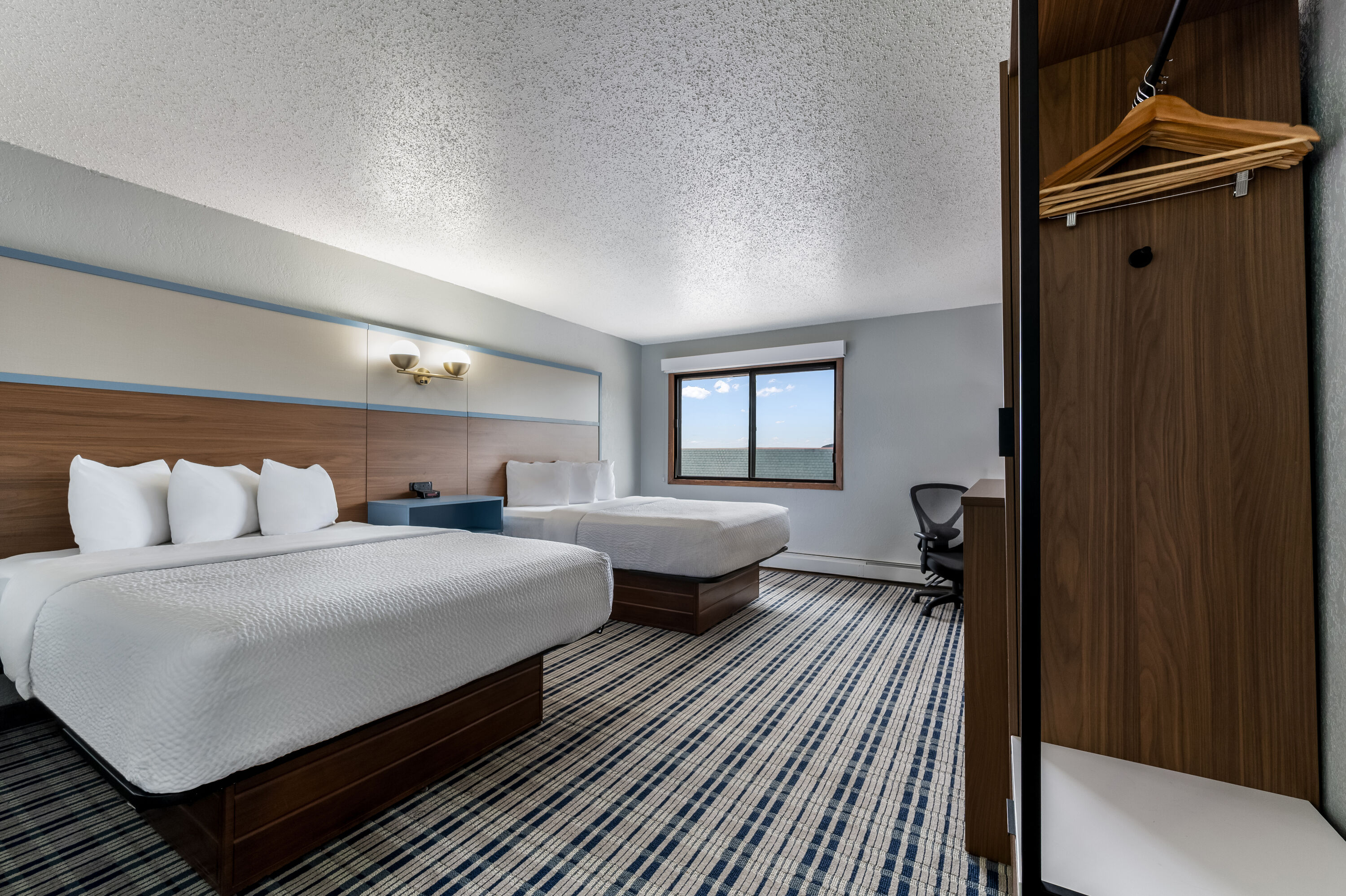 Queen bed guest room at the AmericInn by Wyndham Cloquet in Cloquet, Minnesota