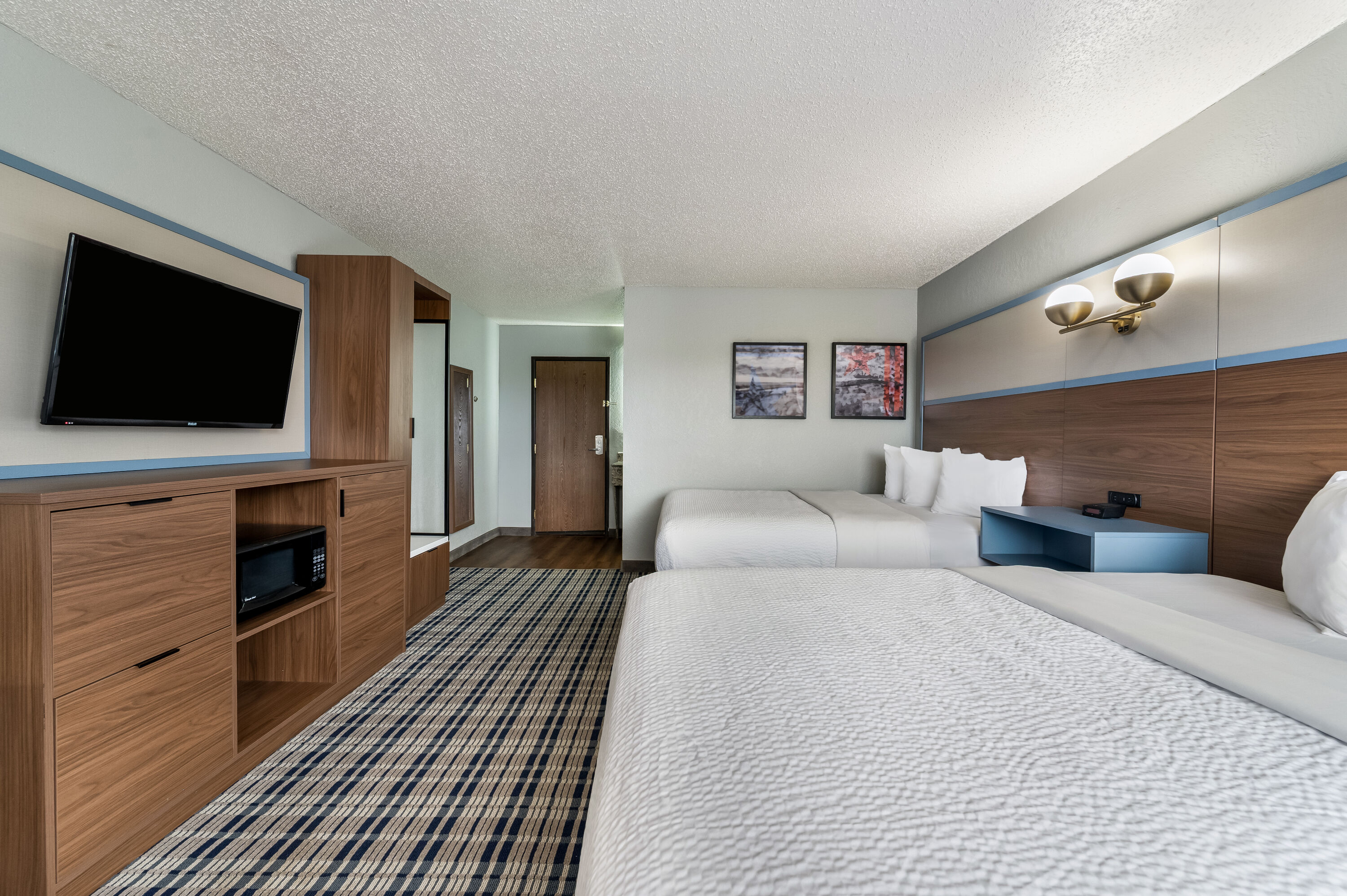 Queen bed guest room at the AmericInn by Wyndham Cloquet in Cloquet, Minnesota