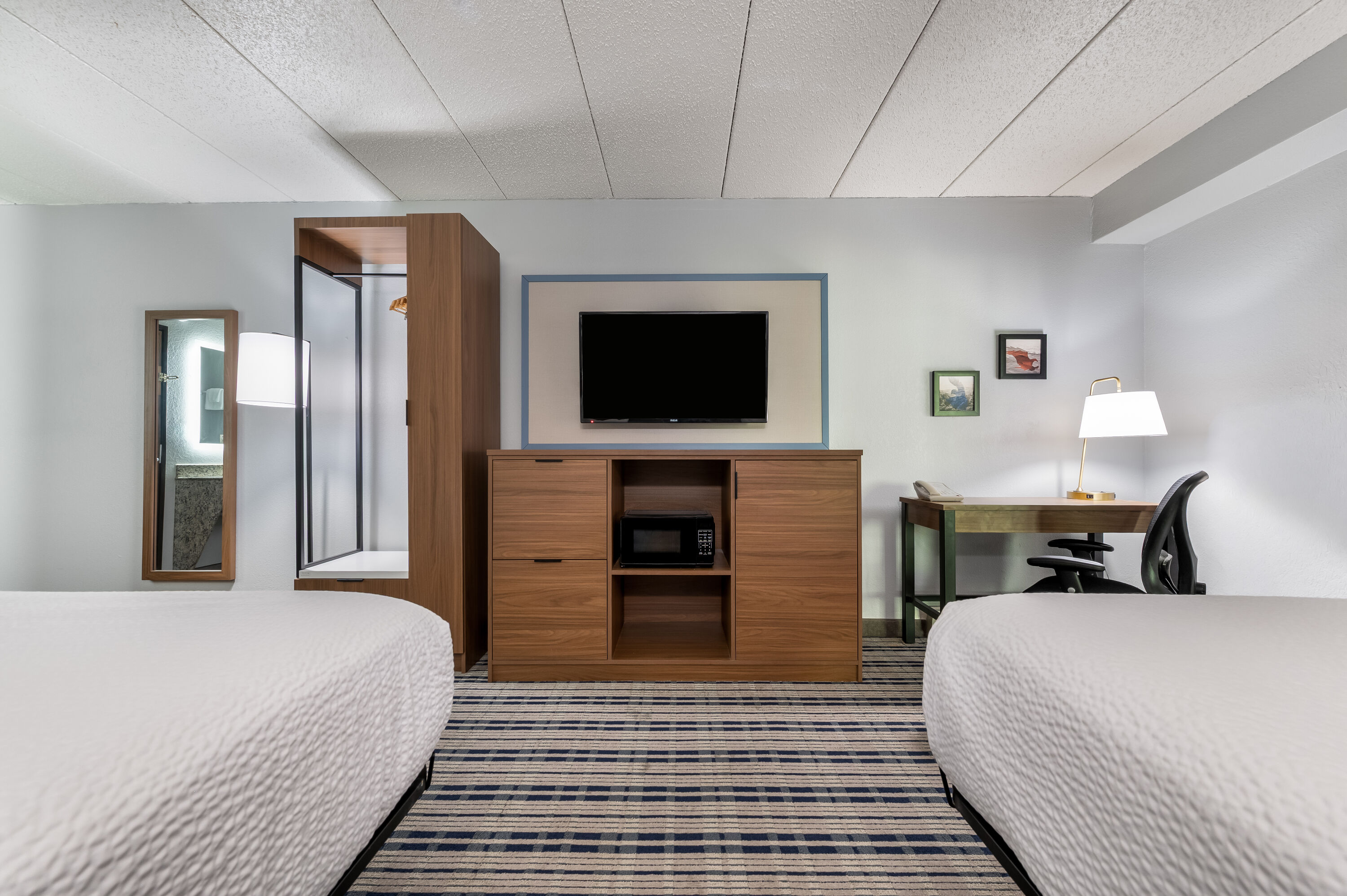 Queen bed guest room at the AmericInn by Wyndham Cloquet in Cloquet, Minnesota