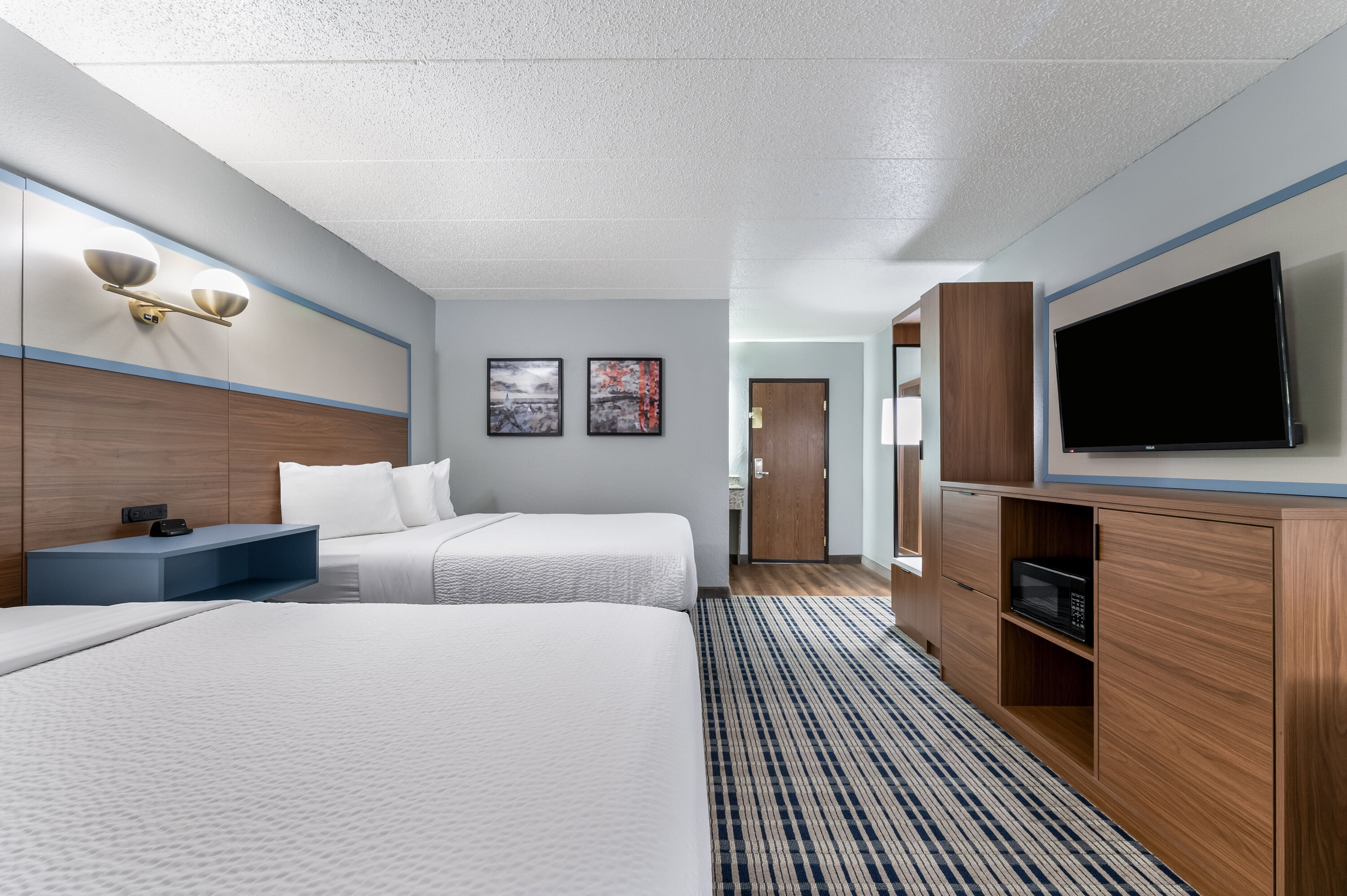 Queen bed guest room at the AmericInn by Wyndham Cloquet in Cloquet, Minnesota