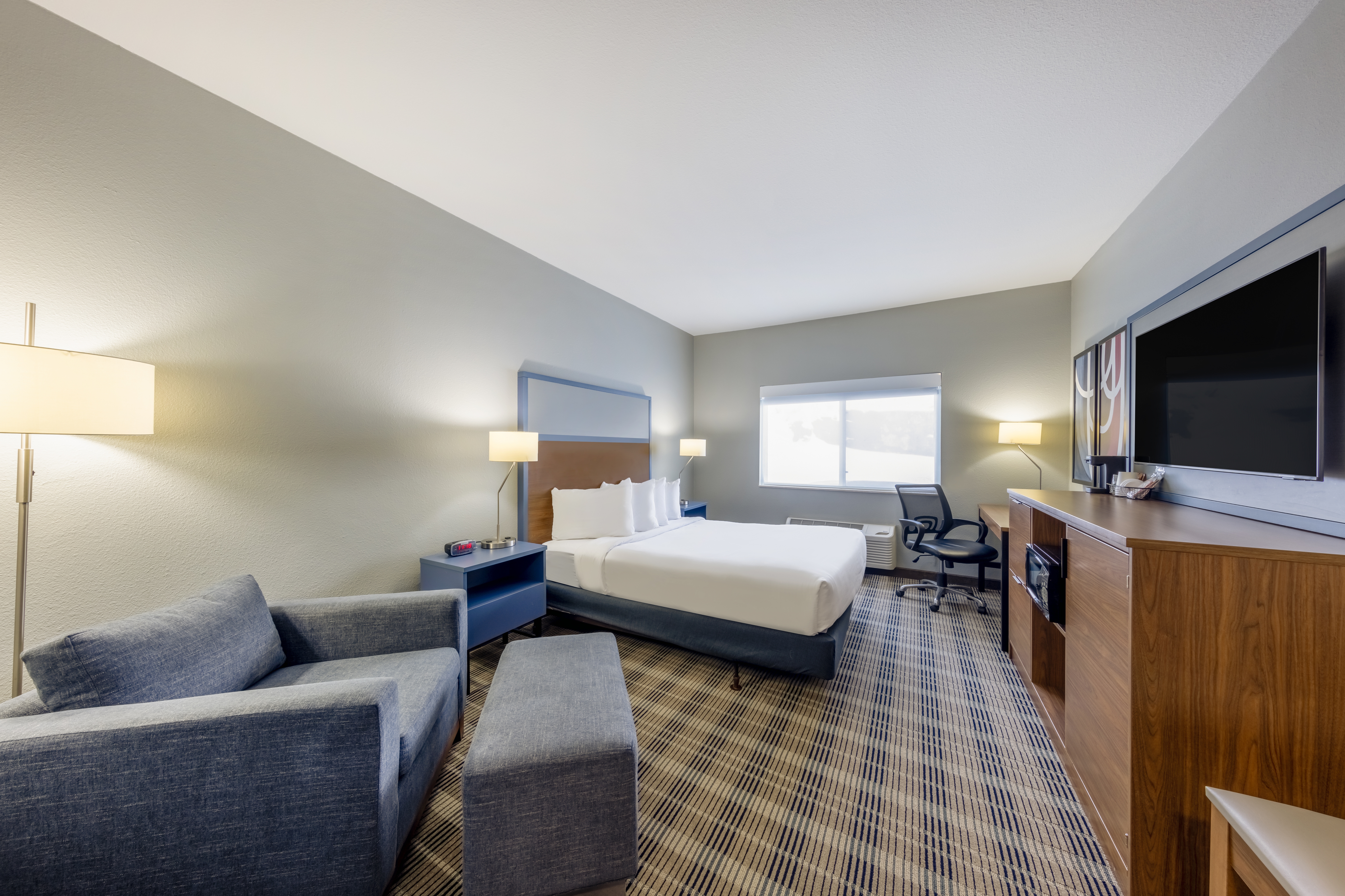 Guest room at the AmericInn by Wyndham Duluth in Duluth, Minnesota