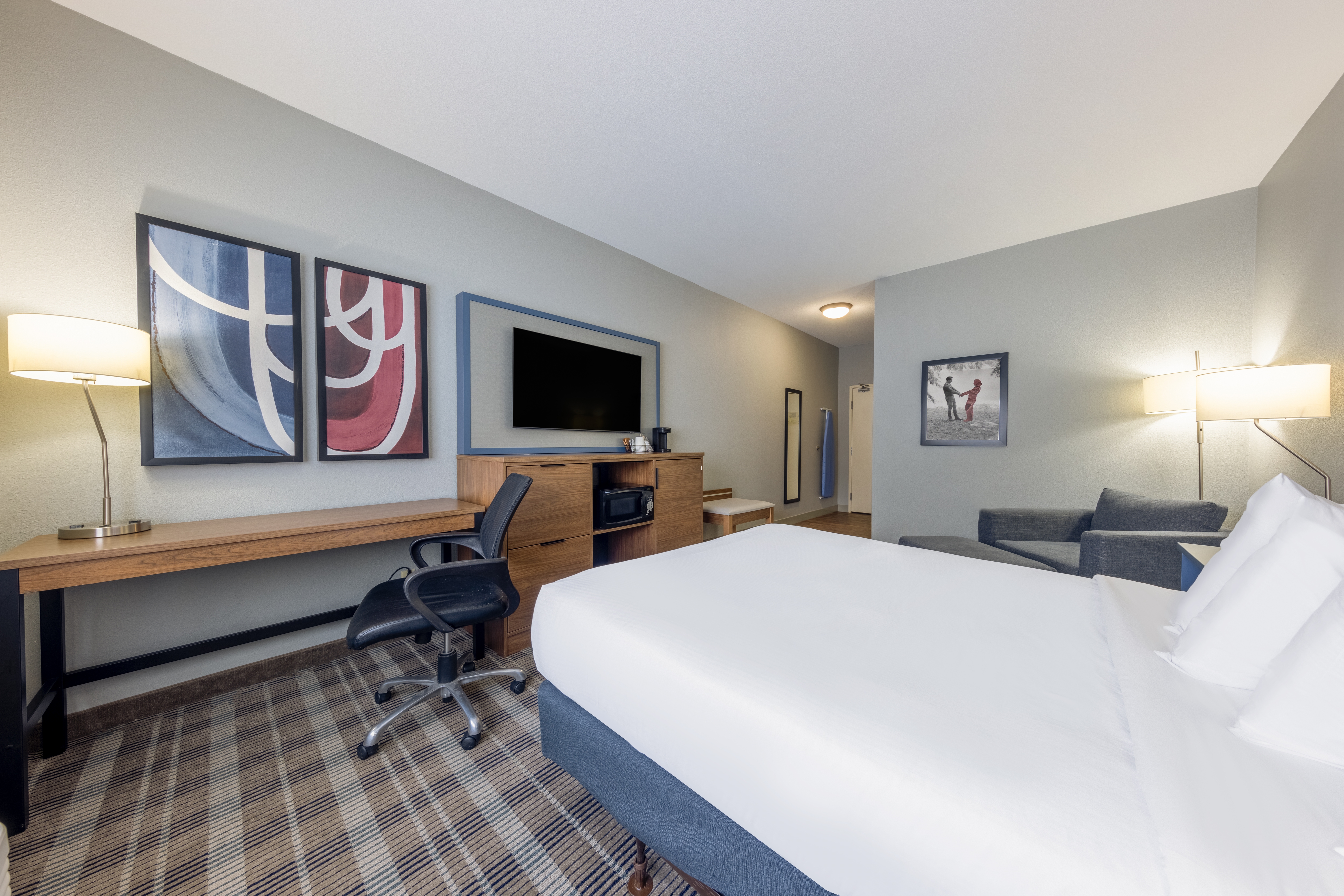 Guest room at the AmericInn by Wyndham Duluth in Duluth, Minnesota