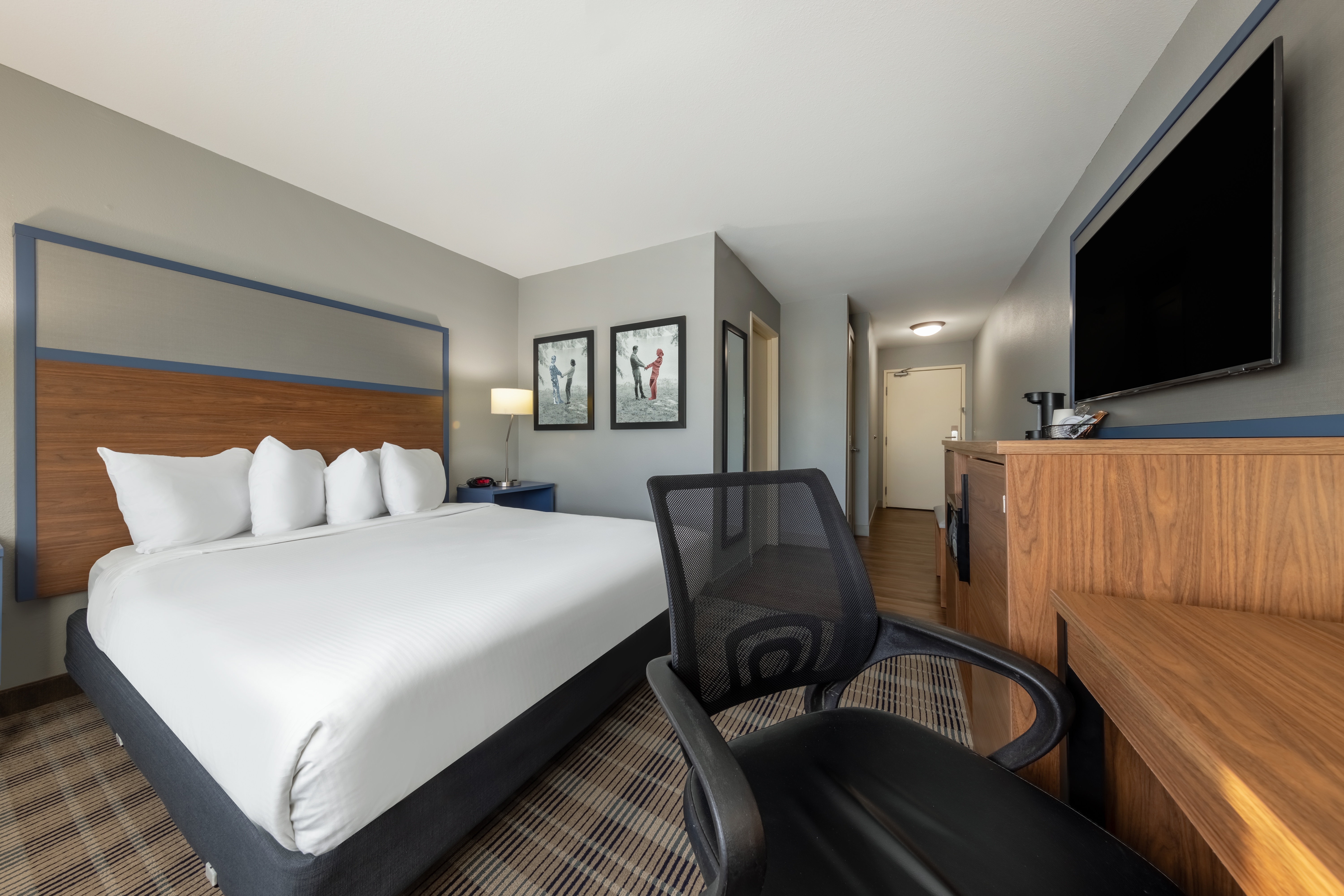 Guest room at the AmericInn by Wyndham Duluth in Duluth, Minnesota