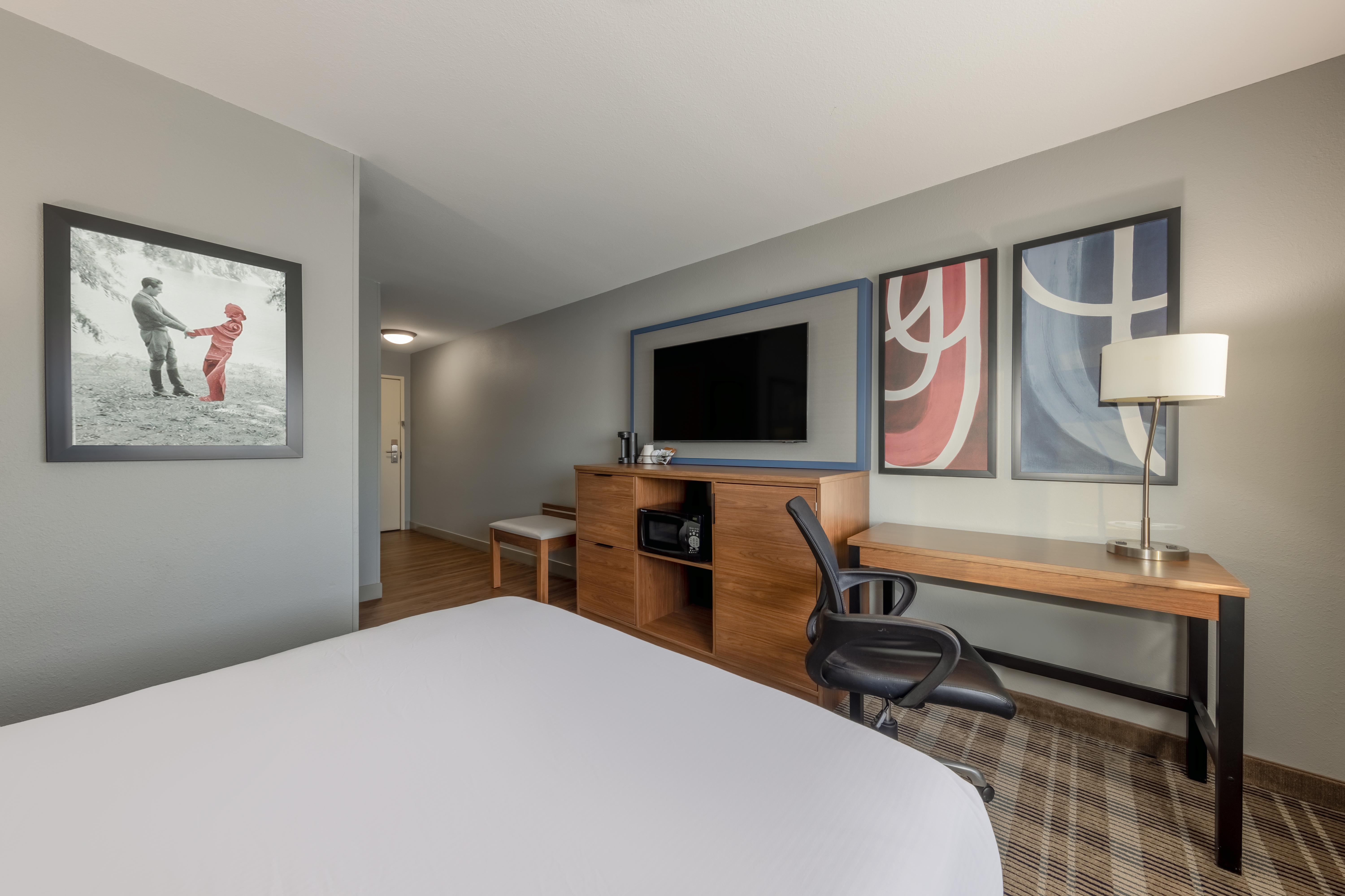 Guest room at the AmericInn by Wyndham Duluth in Duluth, Minnesota