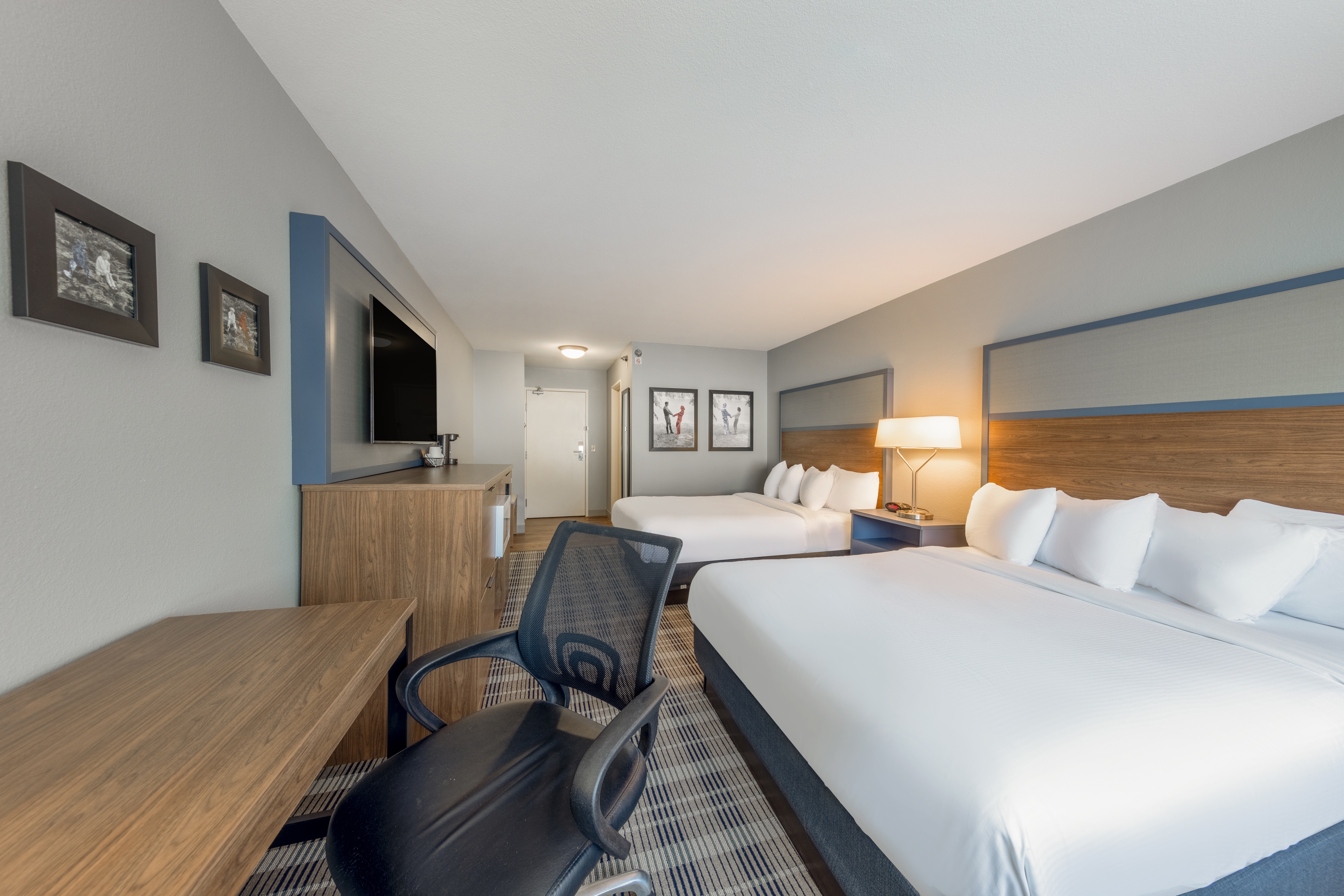 Guest room at the AmericInn by Wyndham Duluth in Duluth, Minnesota