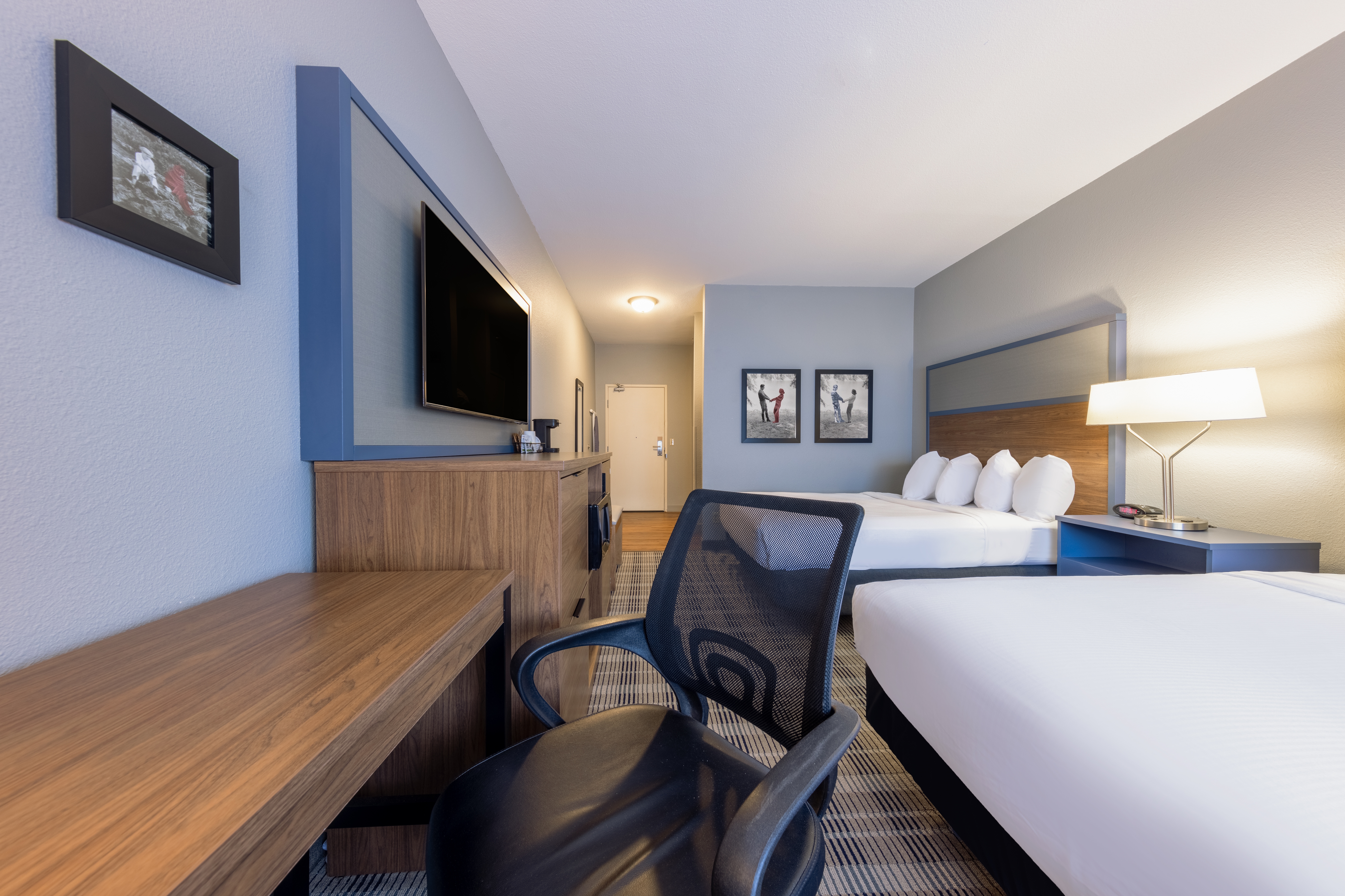 Guest room at the AmericInn by Wyndham Duluth in Duluth, Minnesota