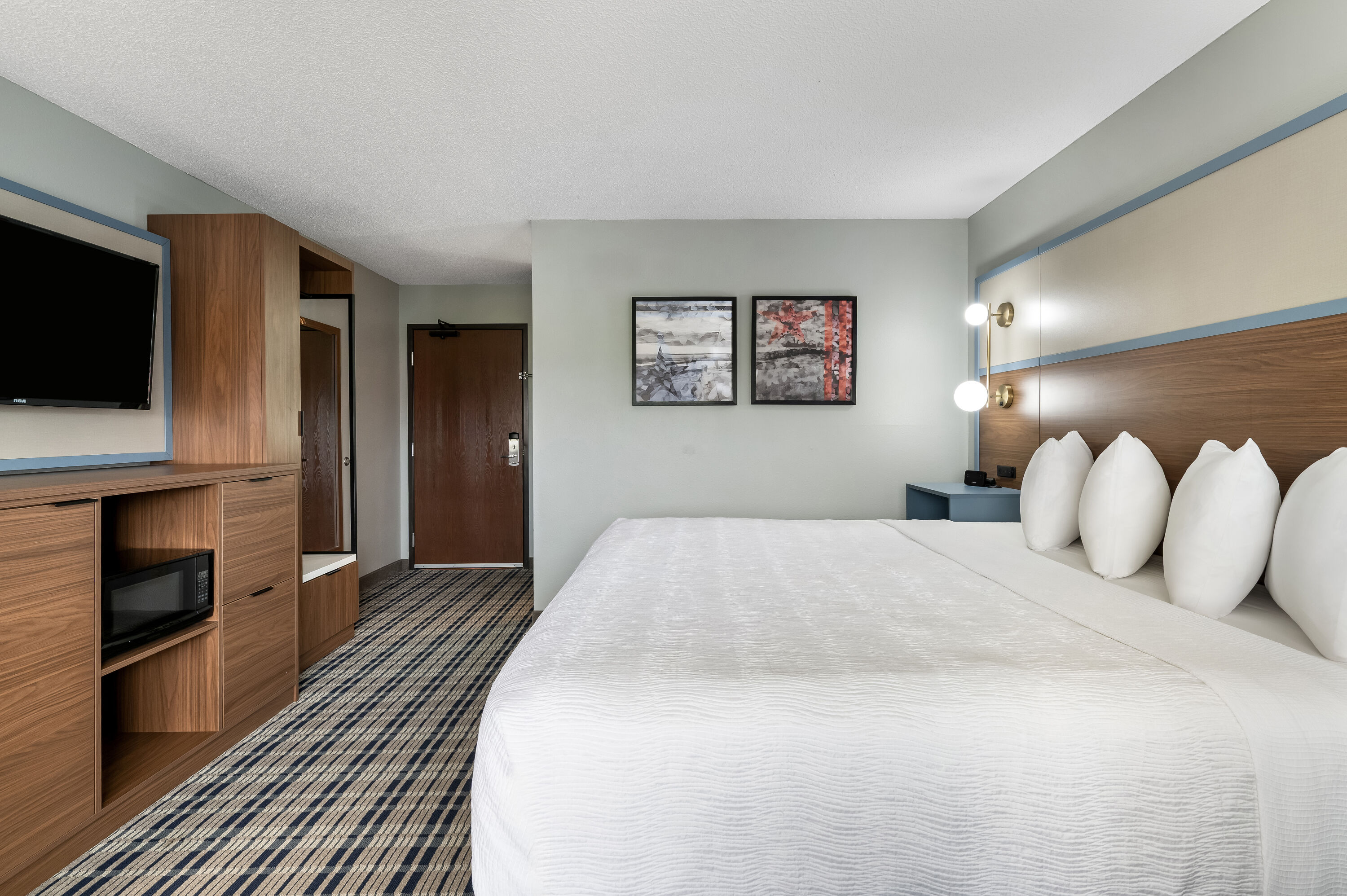 King bed guest room at the AmericInn by Wyndham Hutchinson in Hutchinson, Minnesota