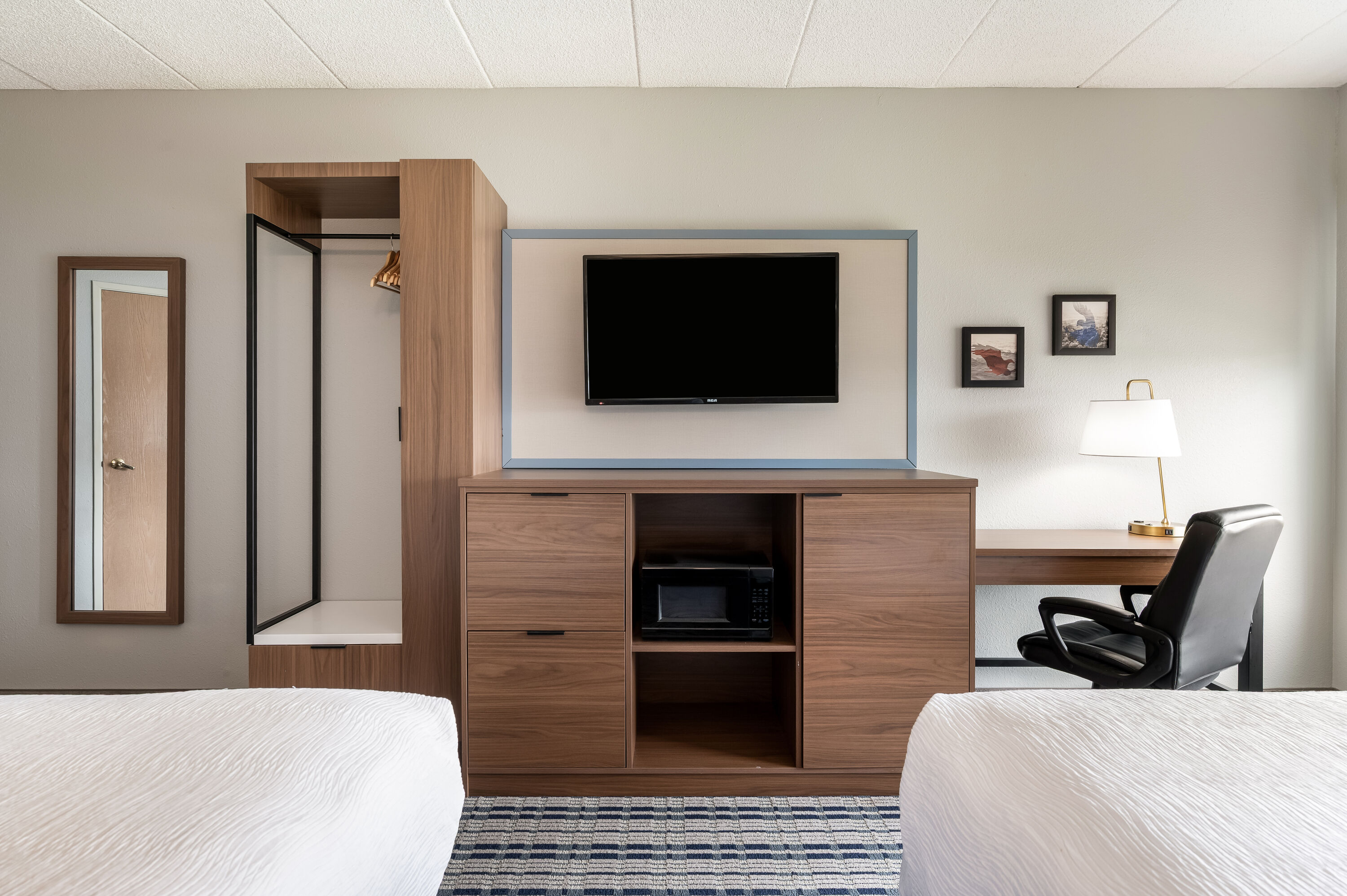 Queen bed guest room at the AmericInn by Wyndham Hutchinson in Hutchinson, Minnesota
