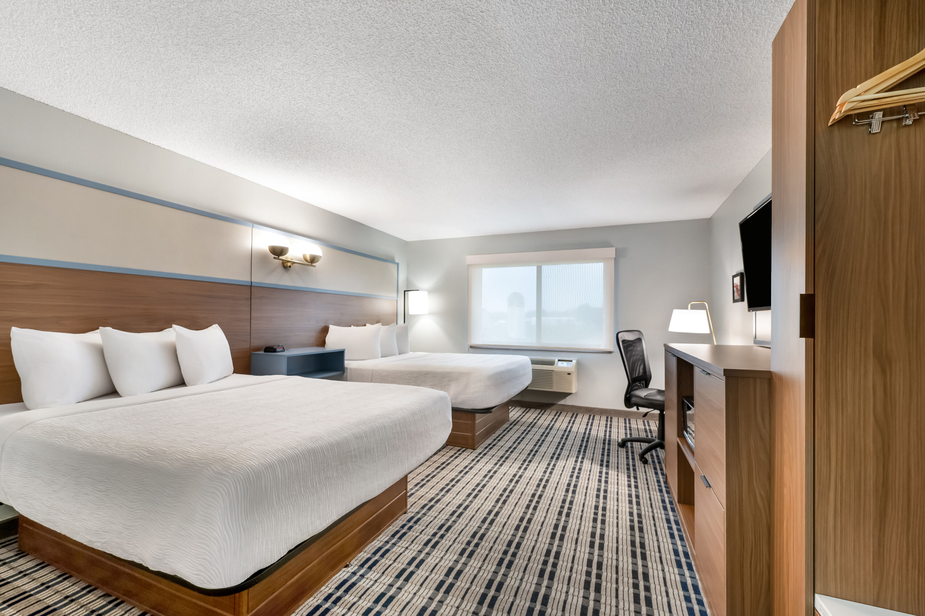 Queen bed guest room at the AmericInn by Wyndham Hutchinson in Hutchinson, Minnesota