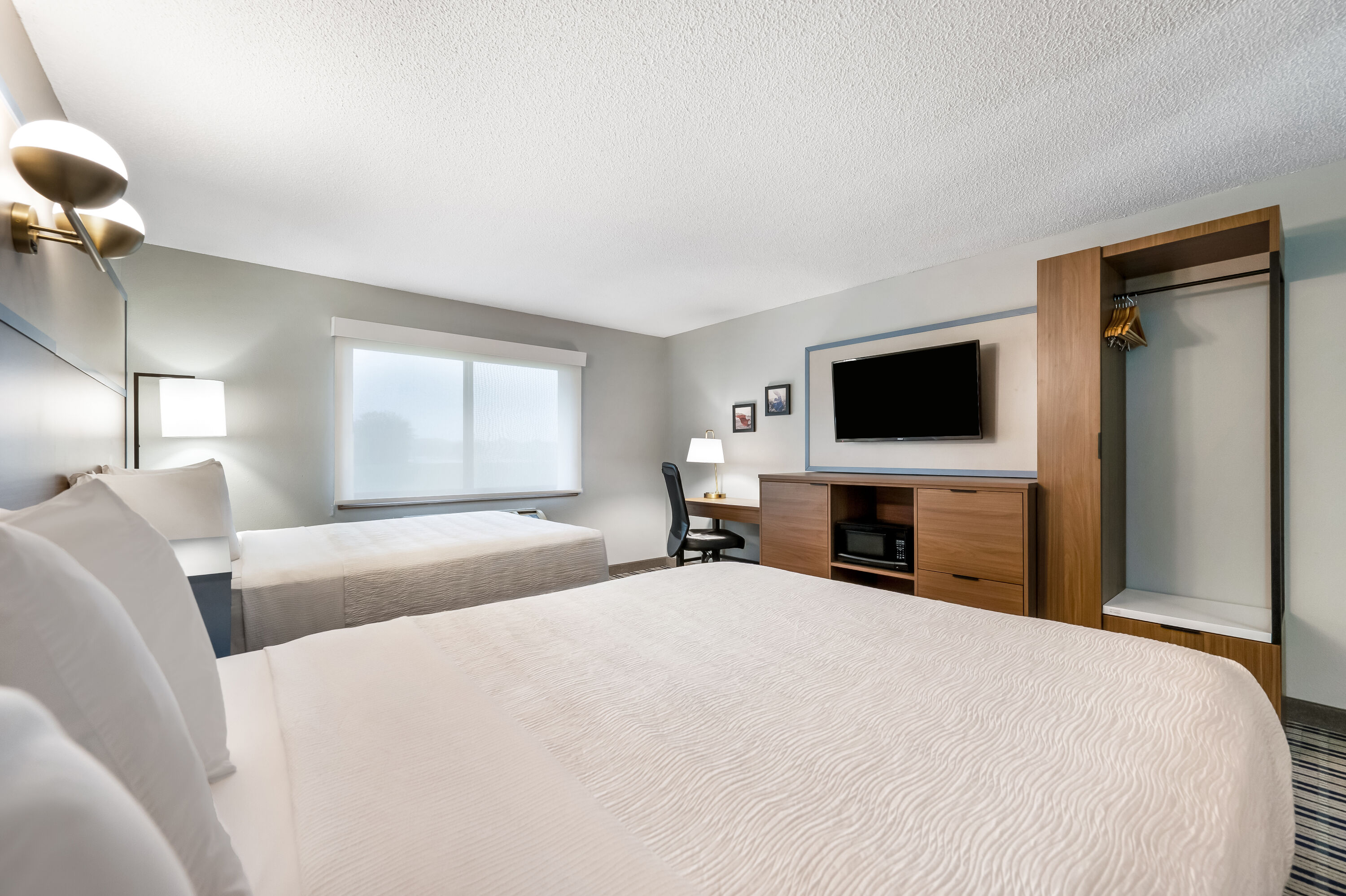 Queen bed guest room at the AmericInn by Wyndham Hutchinson in Hutchinson, Minnesota