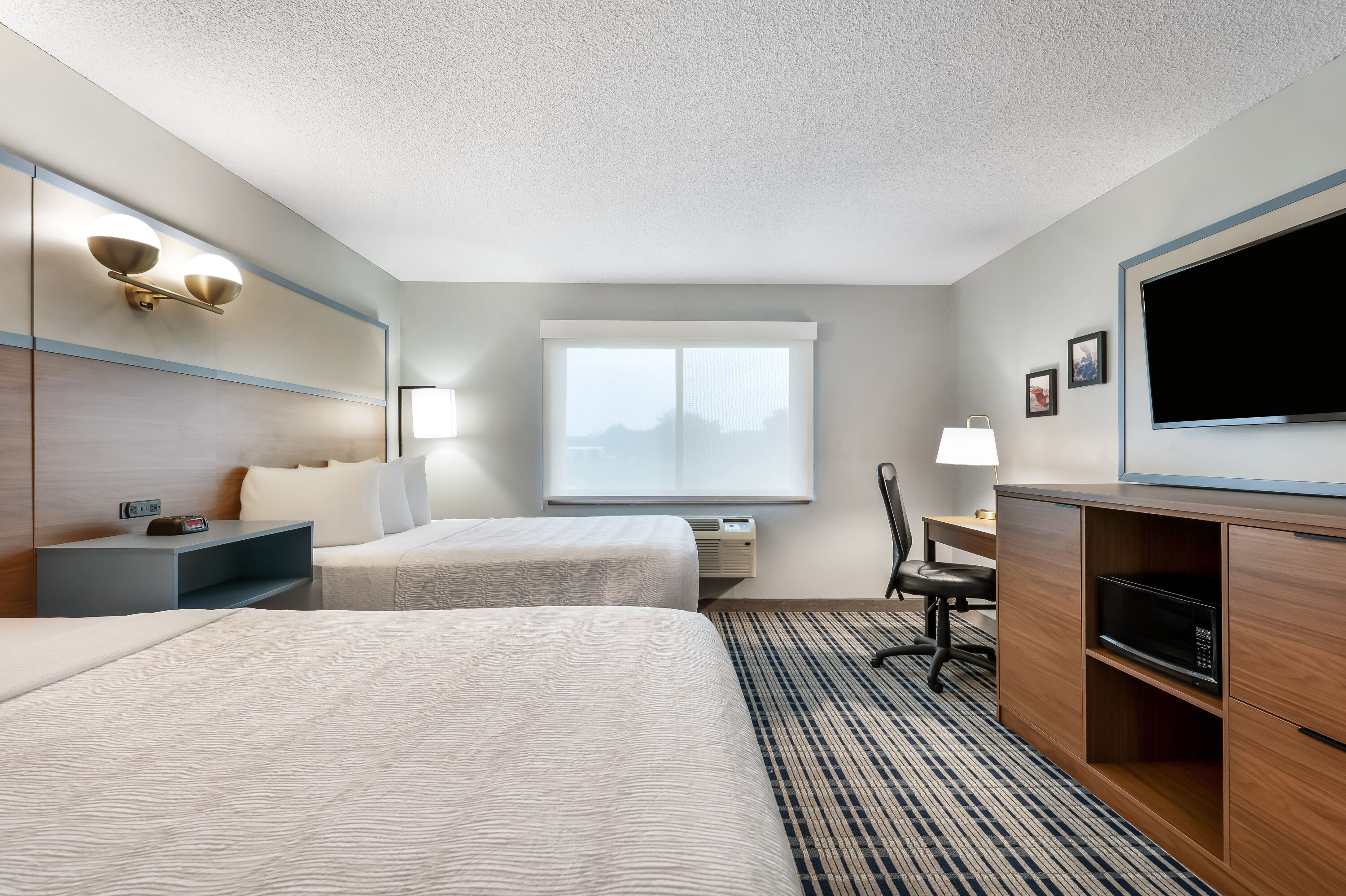 Queen bed guest room at the AmericInn by Wyndham Hutchinson in Hutchinson, Minnesota